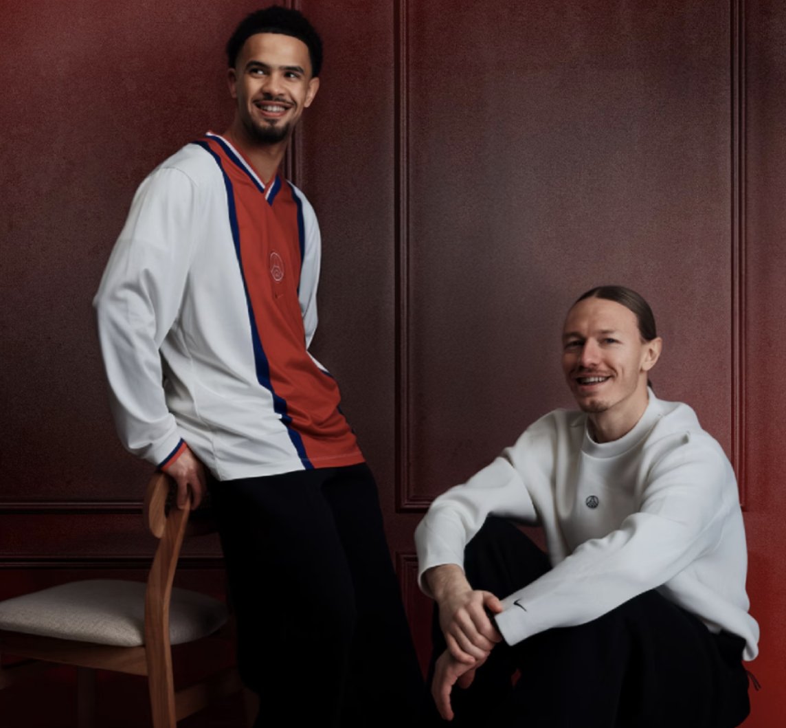 Sneakerologue's tweet photo. AD: La nouvelle collection PSG x Nike Away Premium Pack dispo sur le PSG Store

Maillot:
 Nike: https://t.co/tj9VOrbIJE
 PSG: https://t.co/heaRGaf0JN

Collection: https://t.co/gpNcSI9gJ8 https://t.co/H8LmjrTpDb