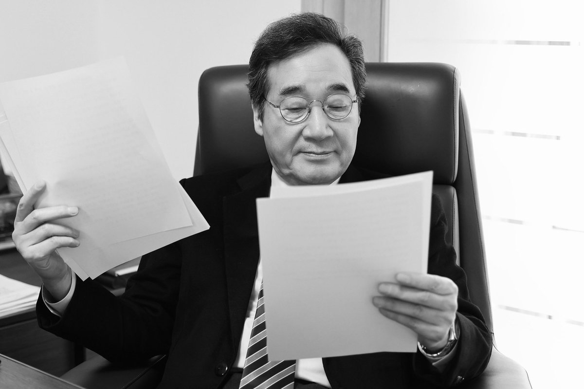 nylove0309's tweet photo. 이낙연 전 총리님 글

<대법관 제청과 말바꾸기>
8월 18일 조희대 대법원장이 대법관 후보 2명을 서면제청했다. 8월 28일 이재명 대통령은 그 중 1명(손봉기)의 제청을 반려했다. 대법원장은 대법관 후보를 다시 제청해야 한다. 이 문제에 대한 정치집단의 말바꾸기가 너무 뻔뻔하다. https://t.co/qPBT1QjiNa