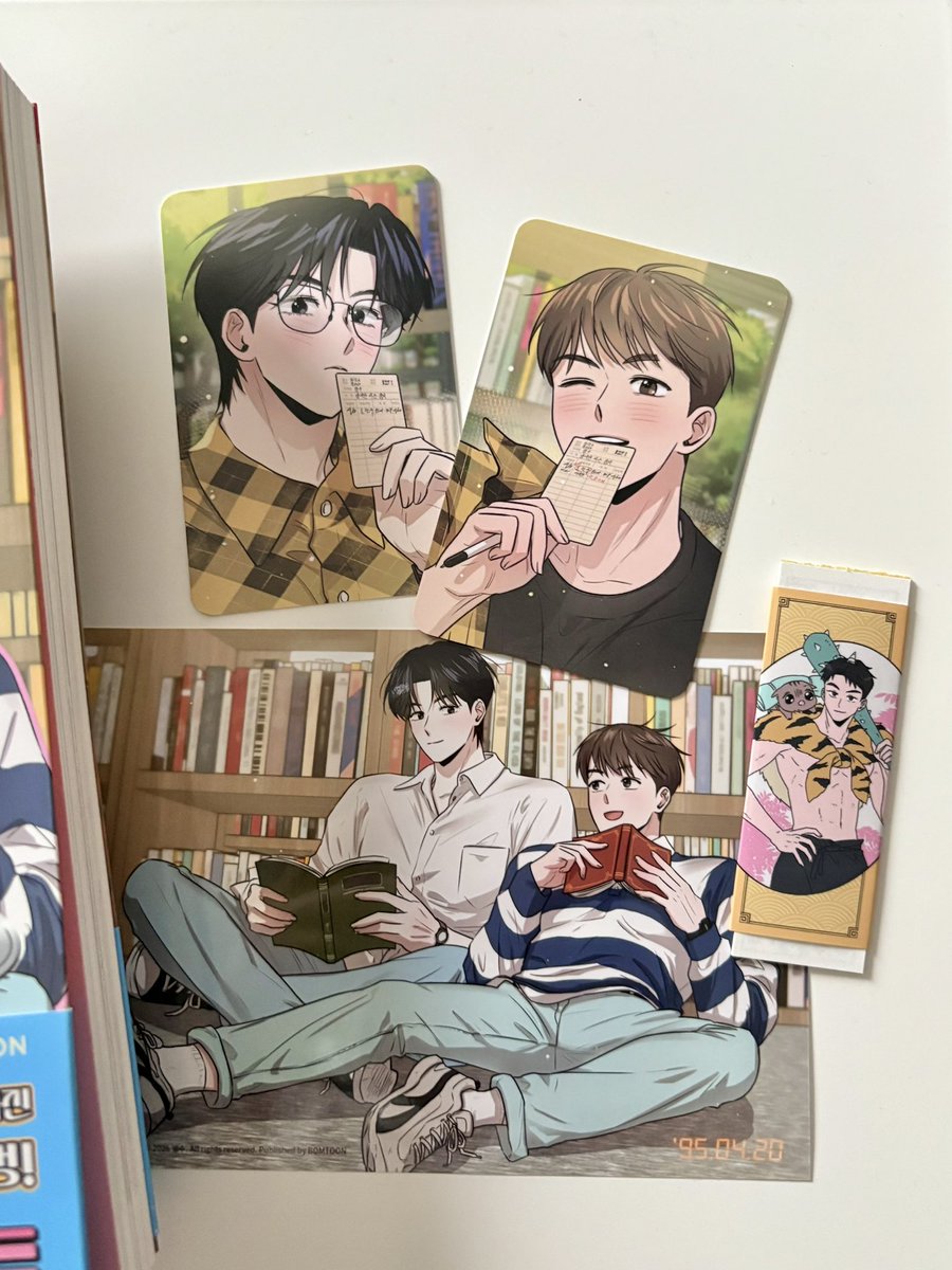 blmarimari's tweet photo. 진우가 먼저 빌리고 대한이가 도서카드에 낙서한게 포토카드에도 반영 되었다는점 
너 무 예 뽀 다 곧 다가올 가을 느낌 낭낭한 특전들..💛

#1995청춘레포트 https://t.co/scLIWsucDC