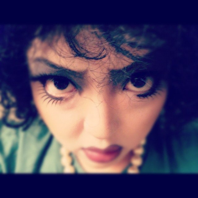 Betty_RHPS's tweet photo. 今回、訃報を知ってから、初めて「その瞬間はティムの事を考えてなくて、別のことをしてたのに気がついたらめちゃ涙を流してた」というのを経験。

多分、魂が泣くってこういう事なんだろうなあと思った。

私は「ティム・カリーのフランク見て、人生が変わった」と思った事はないんです。高校生だったから、人生なんて決まってなかったもん。

だから、私にとっては「ティム・カリーのフランクと出会って、人生が決まった」が正解だと思ってます。
だから、もう私を構成してる…言ってしまえば魂の一部��んです。

だから、私の魂の一部が欠けたのではなく、魂の親がいなくなった感じ。

ティム・カリーそして、ティム・フランクは、たくさんの人の人生を変えて、その人が更にたくさんの人の人生を変えて、小さなティム・カリーが沢山の人の中で生きているんだと思います。

って、真面目に書こうとしたのに『マカロニほうれん荘』のトシちゃんが小さいトシちゃんに分裂してワーってなってるのを思い出して、全然真面目にならないの助けて（笑）

それはさておき。

だから、ティムがこの世を��ったことを受け入れて、みんなの中にいる小さなティムと出会っていきたいなと思います。

光の速さで、悲しみから抜け出したわけではなく、全ての感情を受け入れると決意しただけなので、まだまだ悲しいし、これ書いてても泣いちゃってるし、ティムの事を考えて身体に力が入らない時もあるんですよ。

会いに行かなかった後悔とも、まだまだ戦ってます。

でも、それも受け入れる！
もう、それぐらい悲しむのはしょうがない。悲しんでいい！

…ってか、Linちゃん喜んでティムと会ってるんじゃないコレ！？（笑）

というわけで、私はそれなりに元気です。

#ロッキー・ホラー・ショー
#ティム・カリー