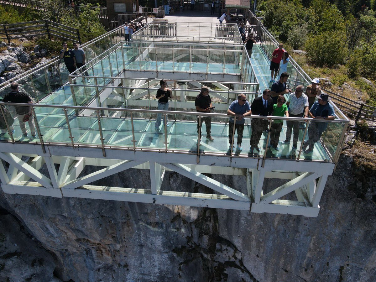 kastamonuvalilk's tweet photo. 🌍 KASTAMONU GÜNEY KARADENİZ JEOPARKI, ULUSAL JEOPARK UNVANINA BİR ADIM DAHA YAKLAŞTI

İlimizin eşsiz jeolojik mirasını, zengin doğasını ve köklü kültürel birikimini koruyarak gelecek nesillere aktarmayı amaçlayan Kastamonu Güney Karadeniz Jeoparkı Projesi’nde önemli bir aşama daha tamamlandı.

Ekim 2025’te Kastamonu Turizm Altyapı Hizmet Birliği tarafından UNESCO Türkiye Milli Komisyonuna sunulan ve kabul edilen başvuru dosyasının ardından, UNESCO Türkiye Milli Komisyonu Jeolojik Miras ve Jeopark İzleme Heyeti tarafından 25-28 Ağustos 2026 tarihleri arasında saha denetimi gerçekleştirildi.

📌 11 ilçeyi ve yaklaşık 4.400 kilometrekarelik alanı kapsayan jeoparkta;

Ginolu Koyu ve kalesi, Abana Hacıveli Kayalıkları ve İz Fosilleri, Bozkurt Sel Afet Alanı, Bozkurt Beldeğirmeni Köyü Çınaraltı Mevkii, İnebolu Türk Ocağı ve İstiklal Yolu Müzesi, İnebolu Kent Müzesi, İnebolu Aşı Boyalı Evleri, İstiklal Yolu, Küre Ersizlerdere Kanyonu, Küre El Sanatları Kooperatifi, Küre Ecevit Hanı, Azdavay Çatak Kanyonu, Pınarbaşı Horma ve Valla Kanyonu, Pınarbaşı Ilıca Şelalesi başta olmak üzere bölgenin jeositleri, müzeleri, tarihî güzergâhları ve yöresel değerleri yerinde incelendi.

Dört gün süren denetimler sonucunda; bölgenin jeolojik ve kültürel zenginliği, proje kapsamında sağlanan güçlü kurumsal iş birliği, yerel sahiplenme ve yürütülen kapsamlı hazırlıklar heyet tarafından son derece olumlu karşılandı.

Saha denetiminin tamamlanmasıyla, Kastamonu Güney Karadeniz Jeoparkı’nın Ulusal Jeopark unvanına uzanan sürecindeki en önemli aşamalardan biri geride bırakıldı.

Kastamonu Güney Karadeniz Jeoparkı’nın öncelikle ülkemizin tescilli jeoparkları arasındaki yerini alması, ardından UNESCO Küresel Jeoparkı olma hedefine ulaşması için çalışmalarımız sürecek.

Bu önemli sürece katkı sunan tüm kurumlarımıza, belediyelerimize, akademisyenlerimize, sivil toplum kuruluşlarımıza ve kıymetli hemşehrilerimize teşekkür ediyoruz.

#Kastamonu 
#GüneyKaradenizJeoparkı

@MeftunDalli