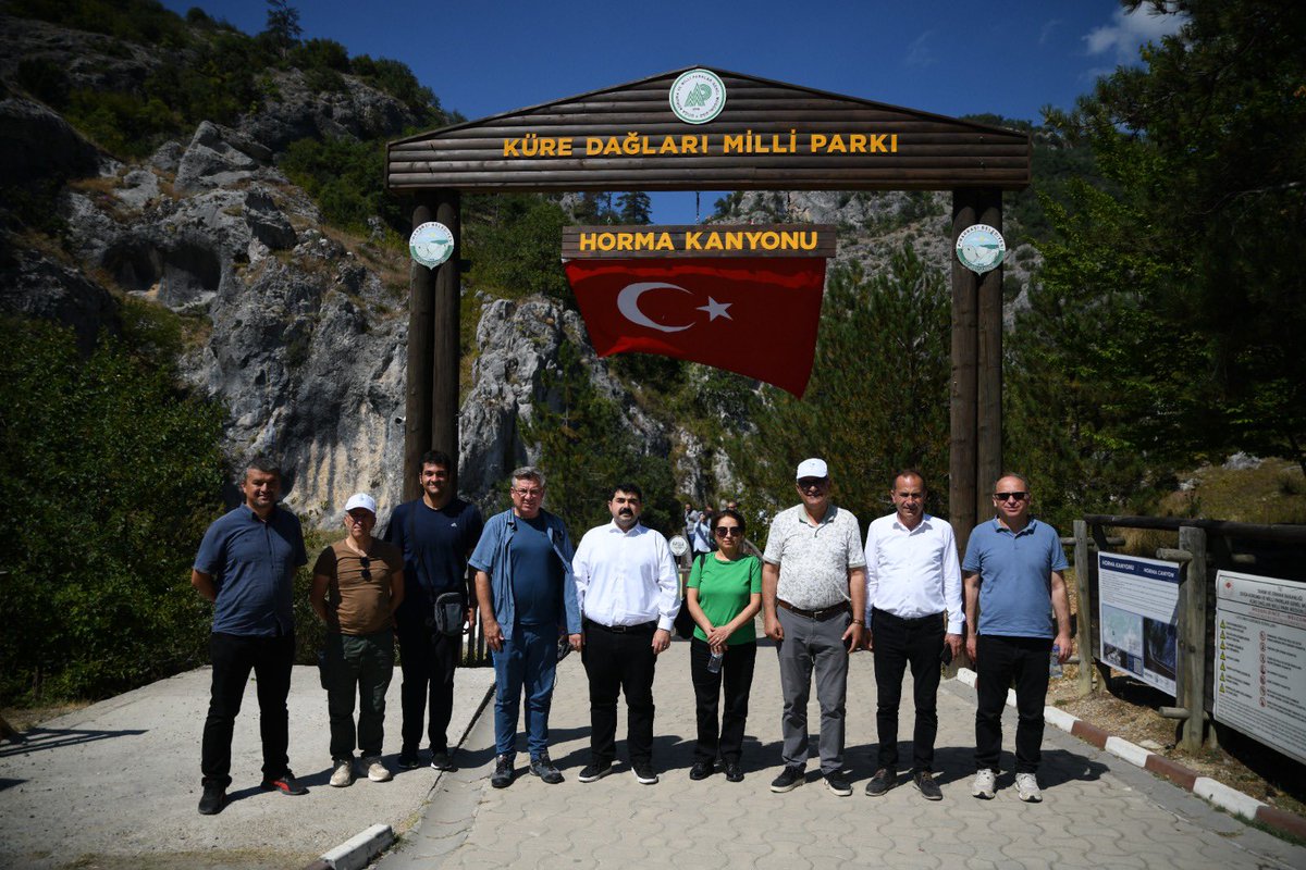 kastamonuvalilk's tweet photo. 🌍 KASTAMONU GÜNEY KARADENİZ JEOPARKI, ULUSAL JEOPARK UNVANINA BİR ADIM DAHA YAKLAŞTI

İlimizin eşsiz jeolojik mirasını, zengin doğasını ve köklü kültürel birikimini koruyarak gelecek nesillere aktarmayı amaçlayan Kastamonu Güney Karadeniz Jeoparkı Projesi’nde önemli bir aşama daha tamamlandı.

Ekim 2025’te Kastamonu Turizm Altyapı Hizmet Birliği tarafından UNESCO Türkiye Milli Komisyonuna sunulan ve kabul edilen başvuru dosyasının ardından, UNESCO Türkiye Milli Komisyonu Jeolojik Miras ve Jeopark İzleme Heyeti tarafından 25-28 Ağustos 2026 tarihleri arasında saha denetimi gerçekleştirildi.

📌 11 ilçeyi ve yaklaşık 4.400 kilometrekarelik alanı kapsayan jeoparkta;

Ginolu Koyu ve kalesi, Abana Hacıveli Kayalıkları ve İz Fosilleri, Bozkurt Sel Afet Alanı, Bozkurt Beldeğirmeni Köyü Çınaraltı Mevkii, İnebolu Türk Ocağı ve İstiklal Yolu Müzesi, İnebolu Kent Müzesi, İnebolu Aşı Boyalı Evleri, İstiklal Yolu, Küre Ersizlerdere Kanyonu, Küre El Sanatları Kooperatifi, Küre Ecevit Hanı, Azdavay Çatak Kanyonu, Pınarbaşı Horma ve Valla Kanyonu, Pınarbaşı Ilıca Şelalesi başta olmak üzere bölgenin jeositleri, müzeleri, tarihî güzergâhları ve yöresel değerleri yerinde incelendi.

Dört gün süren denetimler sonucunda; bölgenin jeolojik ve kültürel zenginliği, proje kapsamında sağlanan güçlü kurumsal iş birliği, yerel sahiplenme ve yürütülen kapsamlı hazırlıklar heyet tarafından son derece olumlu karşılandı.

Saha denetiminin tamamlanmasıyla, Kastamonu Güney Karadeniz Jeoparkı’nın Ulusal Jeopark unvanına uzanan sürecindeki en önemli aşamalardan biri geride bırakıldı.

Kastamonu Güney Karadeniz Jeoparkı’nın öncelikle ülkemizin tescilli jeoparkları arasındaki yerini alması, ardından UNESCO Küresel Jeoparkı olma hedefine ulaşması için çalışmalarımız sürecek.

Bu önemli sürece katkı sunan tüm kurumlarımıza, belediyelerimize, akademisyenlerimize, sivil toplum kuruluşlarımıza ve kıymetli hemşehrilerimize teşekkür ediyoruz.

#Kastamonu 
#GüneyKaradenizJeoparkı

@MeftunDalli