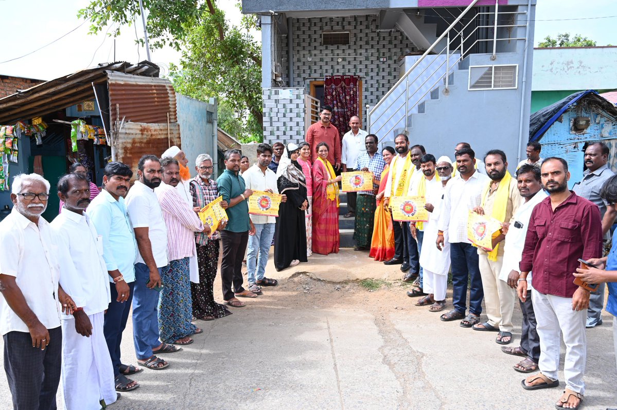 Gowru_charitha's tweet photo. కల్లూరు అర్బన్‌ 37వ వార్డు ఎన్టీఆర్‌ బిల్డింగ్‌లో ‘2 ఏళ్ల నమ్మకం–అభివృద్ధి–సంక్షేమం’ కార్యక్రమంలో భాగంగా ఇంటింటి ప్రచారం నిర్వహించాను.

ఈ సందర్భంగా కూటమి ప్రభుత్వం రెండేళ్ల పాలనలో చేపట్టిన అభివృద్ధి, సంక్షేమ కార్యక్రమాలను ప్రజలకు వివరించాను. ప్రభుత్వం అమలు చేస్తున్న సంక్షేమ పథకాలు, చేపట్టిన అభివృద్ధి పనుల వివరాలతో కూడిన కరపత్రాలను ఇంటింటికీ పంపిణీ చేశాను.

#IntintikiTeluguDesam 
#2YrsOfTrustDevelopmentWelfare  
#IdhiManchiPrabhutvam 
#GowruCharithaReddy 
#PanyamMLA