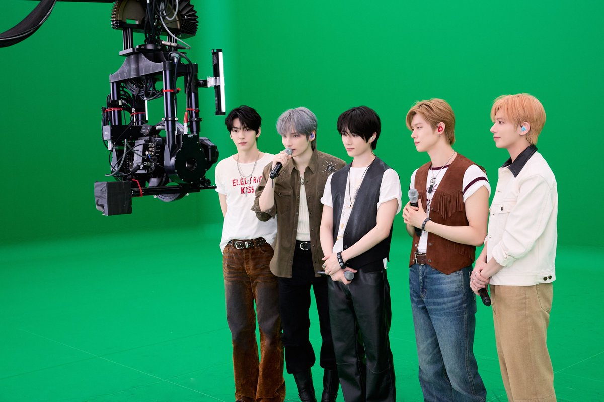 AMAZE_KR's tweet photo. <TOMORROW X TOGETHER VR CONCERT : ENDLESS RIDE> 

#VR콘서트 비하인드 컷 공개🫶🏻 

투모로우바이투게더와 함께하는 특별한 기차여행, 
끝까지 함께 해주세요!🏜️🌌

📍롯데시네마 월드타워 
🔗https://t.co/7TCQOl2kZy

#투모로우바이투게더 #TOMORROW_X_TOGETHER #TXT
#ENDLESS_RIDE #엔드리스라이드
#TXT_VRConcert #브이알콘서트