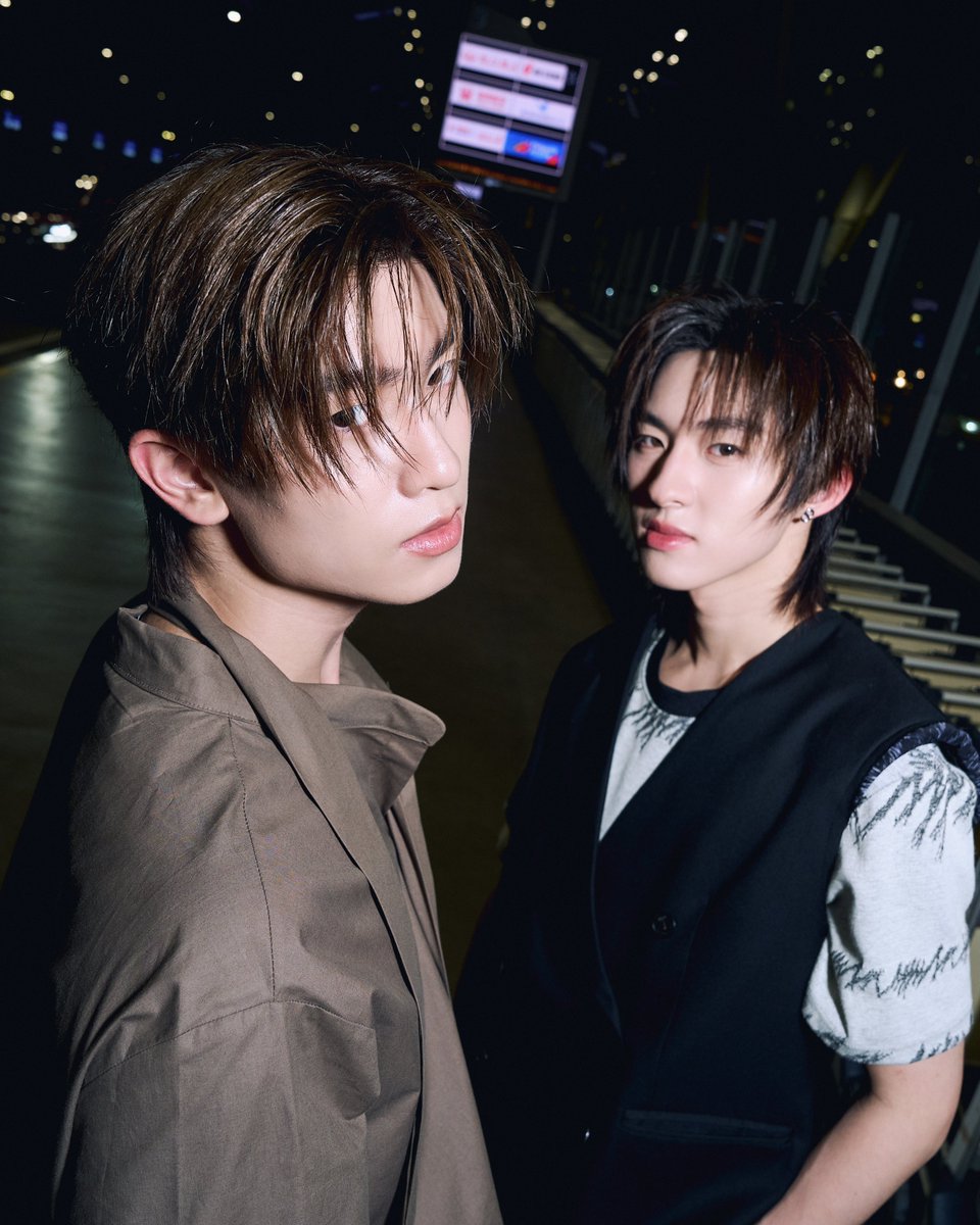 ELLEThailand's tweet photo. กำลังใจพร้อมไหม! ซูมแอร์พอร์ตลุคของโทมัส @tthomastc ก้อง @kongjiro_ ก่อนเดินทางร่วมชมโชว์ MMAM คอลเล็กชั่น Spring/Summer 2027 ที่ Seoul Fashion Week ในวันที่ 3 ก.ย. เวลา 13.00 น. ตามเวลาไทย มารอติดตามทั้งคู่ไปพร้อมกันได้เลย 

THOMAS KONG TO SEOUL
#ELLEThailand
#THOMASKONGWITHMMAM https://t.co/osNmIaE0W4