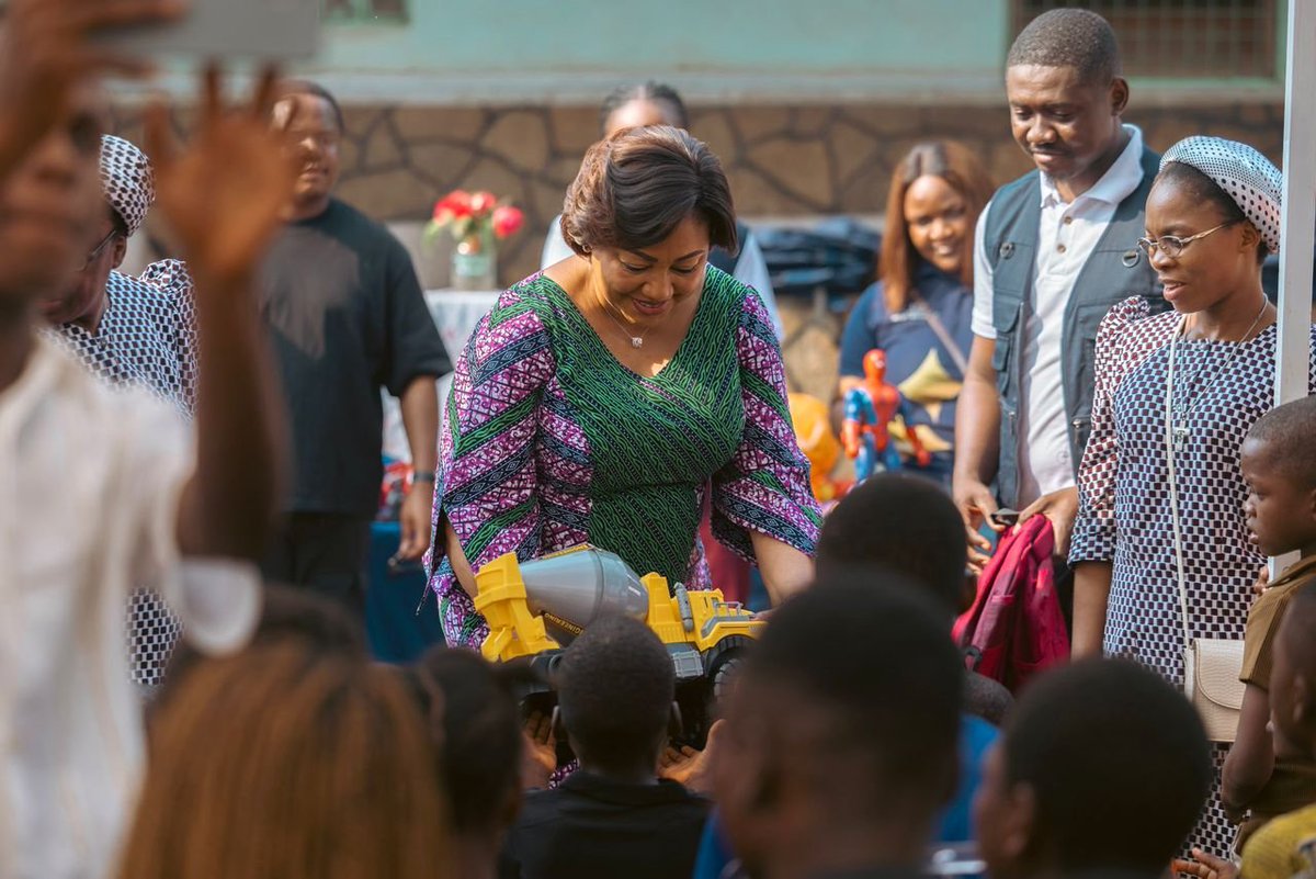 Newscd15's tweet photo. #RDC : En visite à Mbuji-Mayi, la  Distinguée Première Dame, @DeniseNyakeru, a une nouvelle fois manifesté sa solidarité envers les enfants vulnérables.

À travers sa @FondationLONA_ , elle a apporté des vivres et des kits scolaires aux 74 enfants de l’orphelinat Saint-Joseph BENA TSHIBUABUA, situé au quartier Monzo.

Dans une atmosphère empreinte d’émotion, la Première Dame a également salué le dévouement des Sœurs religieuses qui assurent quotidiennement l’encadrement et la prise en charge de ces enfants.

Cette action s’inscrit dans la continuité de son engagement en faveur de l’éducation, de la protection de l’enfance et de l’accompagnement des plus vulnérables, tout en témoignant de sa proximité avec les communautés du Grand Kasaï.