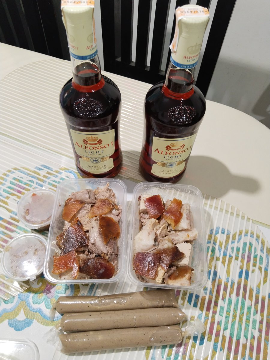 Lenz0819's tweet photo. Just because the birthday boy is a kid doesn’t mean the celebration has to be kid-friendly! 😂🎂
Eh pwede naman MAGNOMO mga thunders jiva.🍻🤣
KAMPAY dahil LECHON ang PULUTAN🍻🐷
#BirthdayBoy #HelloAlfonso #Lechon #ThundersNightOut #Adulting #BirthdayCelebration #GoodVibesOnly https://t.co/dz5nkIOV7m