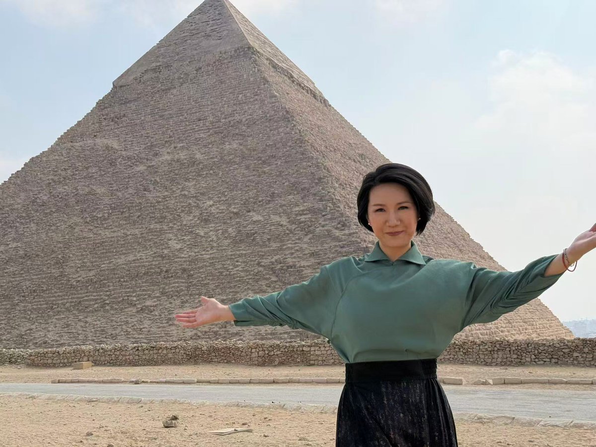 LiuXininBeijing's tweet photo. As China and Egypt celebrate 70 years of friendship, I've been getting to know Egypt in the best way, by seeing it, tasting it and meeting the people who call it home.
The pyramids were breathtaking, but I also loved the simple moments at Saad Zaghloul Market: Juicy guavas, sweet mangoes and easy conversations with friendly vendors. 70 years of friendship, and still plenty to discover. ❤️🇨🇳🇪🇬 #ChinaEgypt #Cairo #SaadZaghloulMarket