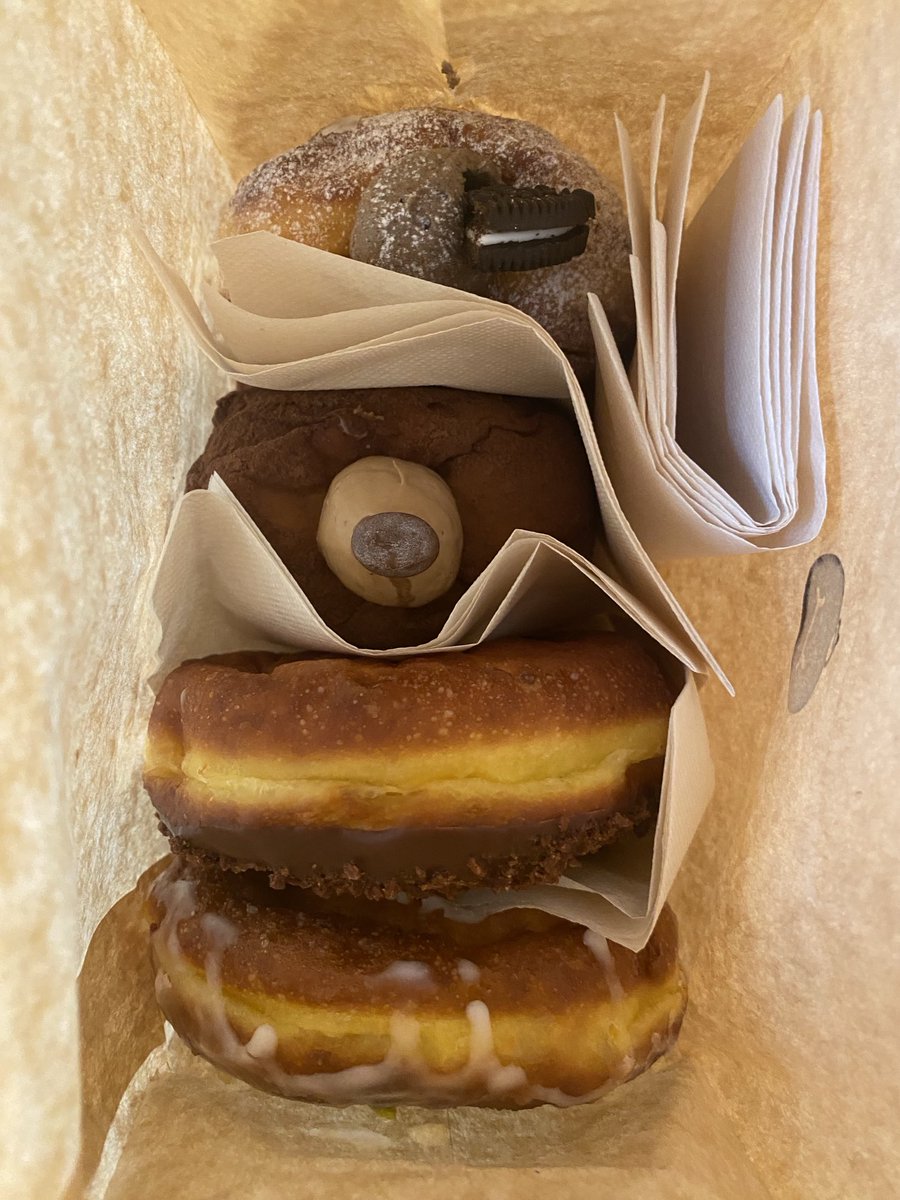 mat_bellseba's tweet photo. 近所のドーナツ屋さんでドーナツ買いました🍩
一度行ってみたかったので、買っただけで大満足です(^^)
上から、オレオ、ティラミス、チョコ、レモンクリームです！
みんなで食べます、楽しみです😊 https://t.co/y2zXQkHdpA