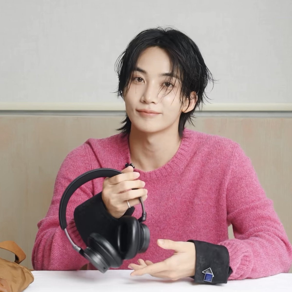 hanche0lism's tweet photo. RECEIVED THE MESSAGE LOUD AND CLEAR!🍒😇

to drop the ig story with headphone just after that jeonghan video came out, seungcheol-shii, you do know how to mark your territory!!! https://t.co/D4d3p55CNi