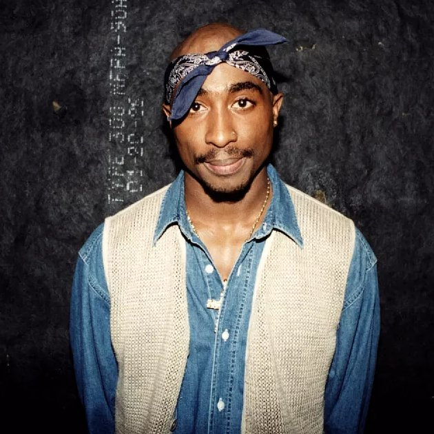 bosunatiklama's tweet photo. Rapçi Tupac Shakur cinayetini planlayan kişi 30 yıl sonra belli oldu.

• Sokak çetesi lideri Duane Keith Davis, cinayetin planlayıcısı olarak birinci derece cinayetten suçlu bulundu.
• Davis, anı kitabında Tupac'ın tarandığı araçta olduğunu ve silahı yeğenine kendisinin uzattığını itiraf etmişti.
• Soruşturma başlatılınca kitabın kurgusal olduğunu öne sürmüştü.
• Kitabında 'Yeğenime saldırmaları bize bir şeyler yapmak için yeşil ışık yaktı. Pac yanlış oyunu seçti.' ifadelerini kullanmıştı.
• Araçtaki diğer kişiler (yeğeni Orlando 'Baby Lane' Anderson dahil) hayatta değil.
• Ceza duruşması 13 Ekim'de gerçekleşecek.