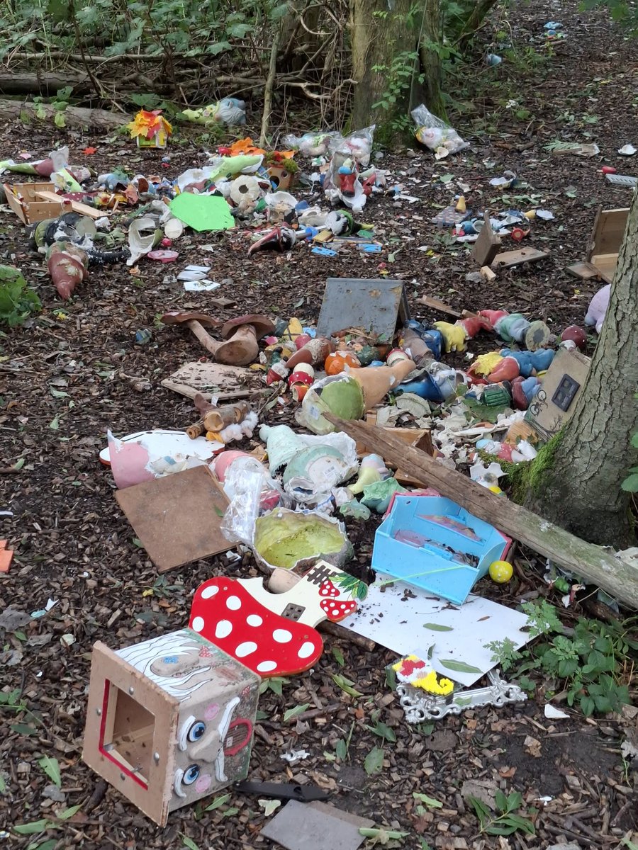 RaymondAarsman1's tweet photo. Voor de 2e maal is het kabouterbos in #Alphen aan den Rijn vernield. Begin augustus was de eerste maal en startte een donatie van tientallen kabouters. https://t.co/UNydUxbW1y https://t.co/4WD6wRchMF