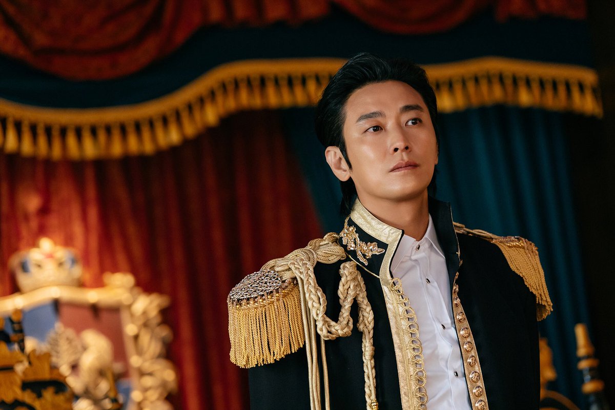 mojiddot's tweet photo. 제31회 부국제 공식상영작

재혼황후 The Remarried Empress

로맨스판타지의 화려한 볼거리와 권력을 둘러싼 정치극, 분노와 실망이 교차하는 미묘한 감정의 결을 함께 펼친다. 익숙한 원작의 인물들이 생생한 얼굴과 몸을 얻고, 네사람의 욕망과 이해관계가 거대한 가상세계를 움직이기 시작한다 https://t.co/28nflXx8Xi