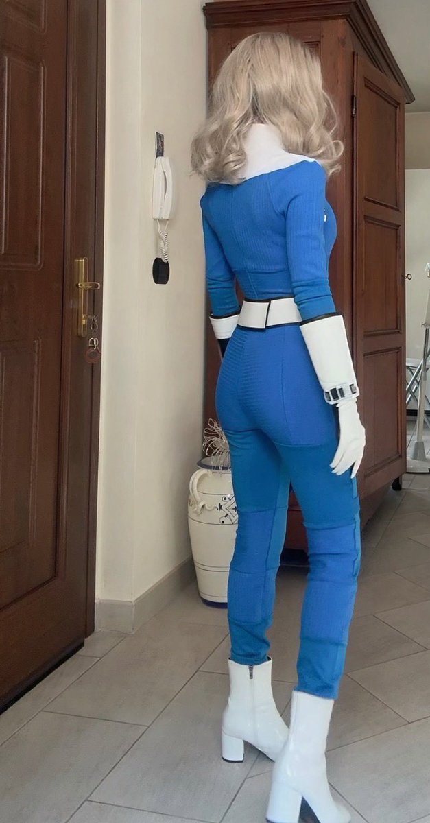 xAnnaMarieRogue's tweet photo. Did a cosplay of my fav version of Susan Storm 🩵💌 https://t.co/NRVKPOZP2f