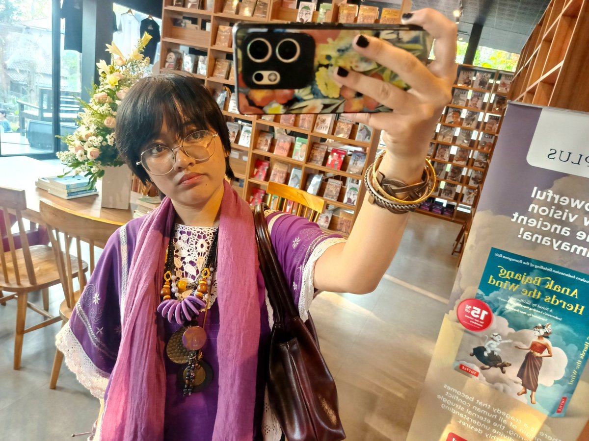 eshapadma's tweet photo. [QUEER FRIENDSHIP APPLICATION]

name: zahrah 🪷
age: 19
occupation: trying to survive art school
zodiac: leo ♌
mbti: infp🍀
height: idk... 160?
hobby: sleep, listening to music, writing, singing, daydreaming...
fun fact: purple is me, period. I have a methodical way of eating... https://t.co/LDfLOVow5x