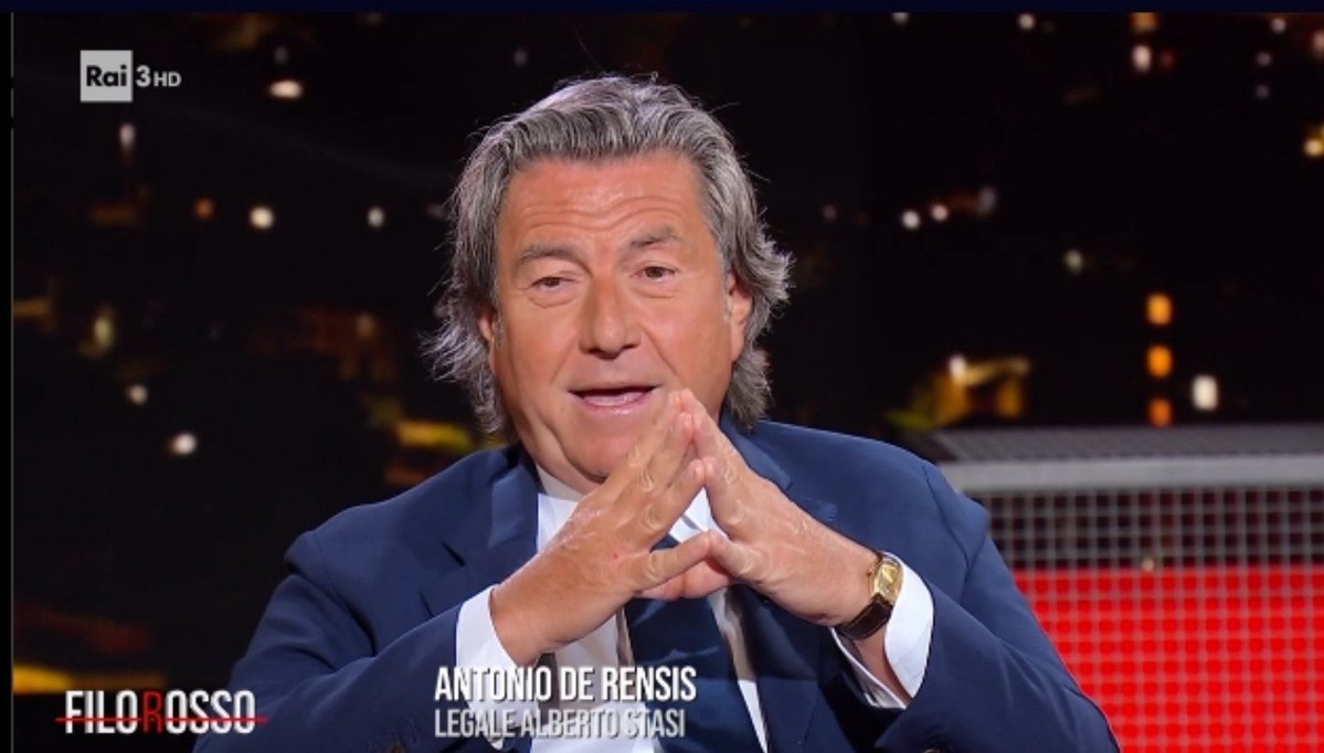 brethil_art's tweet photo. A #Filorosso l'avvocato #DeRensis non le manda a dire.

All'avvocato di S. Cappa:

'Collega io metto a disposizione del suo studio il mio telefono. Mi dice come e quando vuole che io glielo porti. Con una piccola vertenza.
La prima, e lei forse non ne è a conoscenza, che io non mando messaggi nemmeno alle persone con cui vado a cena. Nessuno! Io chiamo e chi mi conosce lo sa.
Secondo: avrà la prova provata che la maxi testimone è una micro testimone.
Concludo dicendo che aspetto i comunicati stampa domani. 
Veda dottor Monteleone: io ho abbastanza energia, abbastanza risorse e abbastanza coraggio, per andare avanti con queste persone per 10 anni.
Io vado avanti con loro per 10 anni.
Ma se pensano che qualcosa di tutto questo, mi possa intimorire o possa fare in modo che io non lotti per Alberto Stasi, vuol dire che non hanno capito assolutamente nulla di me'.

#Garlasco