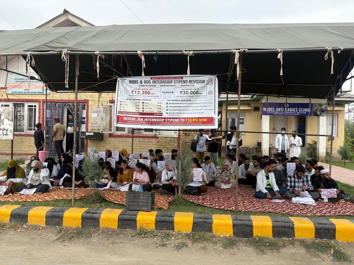 RisingKashmir's tweet photo. Stipend Row: MBBS &amp; BDS Interns’ Protest Enters Second Day Across GMCs in J&amp;K

@sakinaitoo @JKNC_ @CM_JnK @OfficeOfLGJandK @DrMohammadMomin https://t.co/GG7rlKJkf9