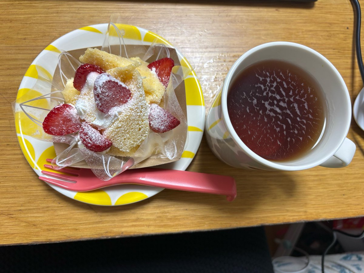 ukko18's tweet photo. 総合病院の検診毎回3-4時間なの、仕方ないけど、フルタイム労働者には本当に相性悪いな…

と言うわけで、帰りにケーキを買わずにはいられなかった。

就労規則に「妊婦健診の時間は与える」って書いてあるの見つけて、労務に問い合わせてるんだが、一向に返事がない…と言うわけで、不足分労働…キツ https://t.co/qG8T2M5bSL