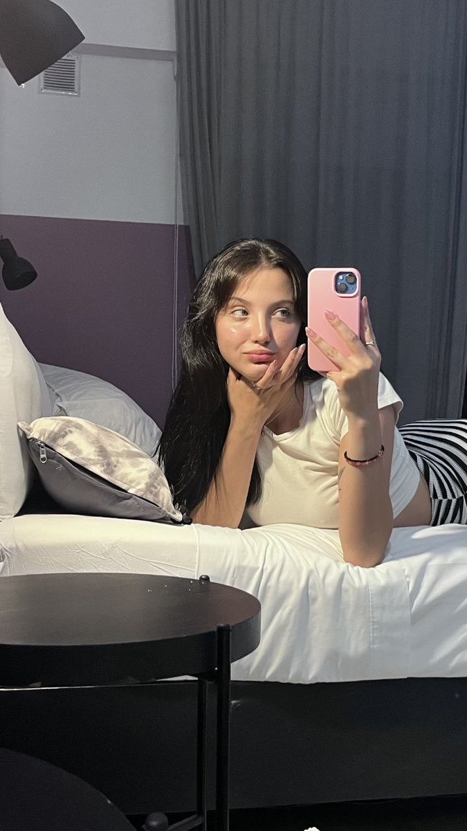 freyalindx's tweet photo. Waiting for someone to come make plans with me, or at least bring snacks. https://t.co/fAMHBqSBod