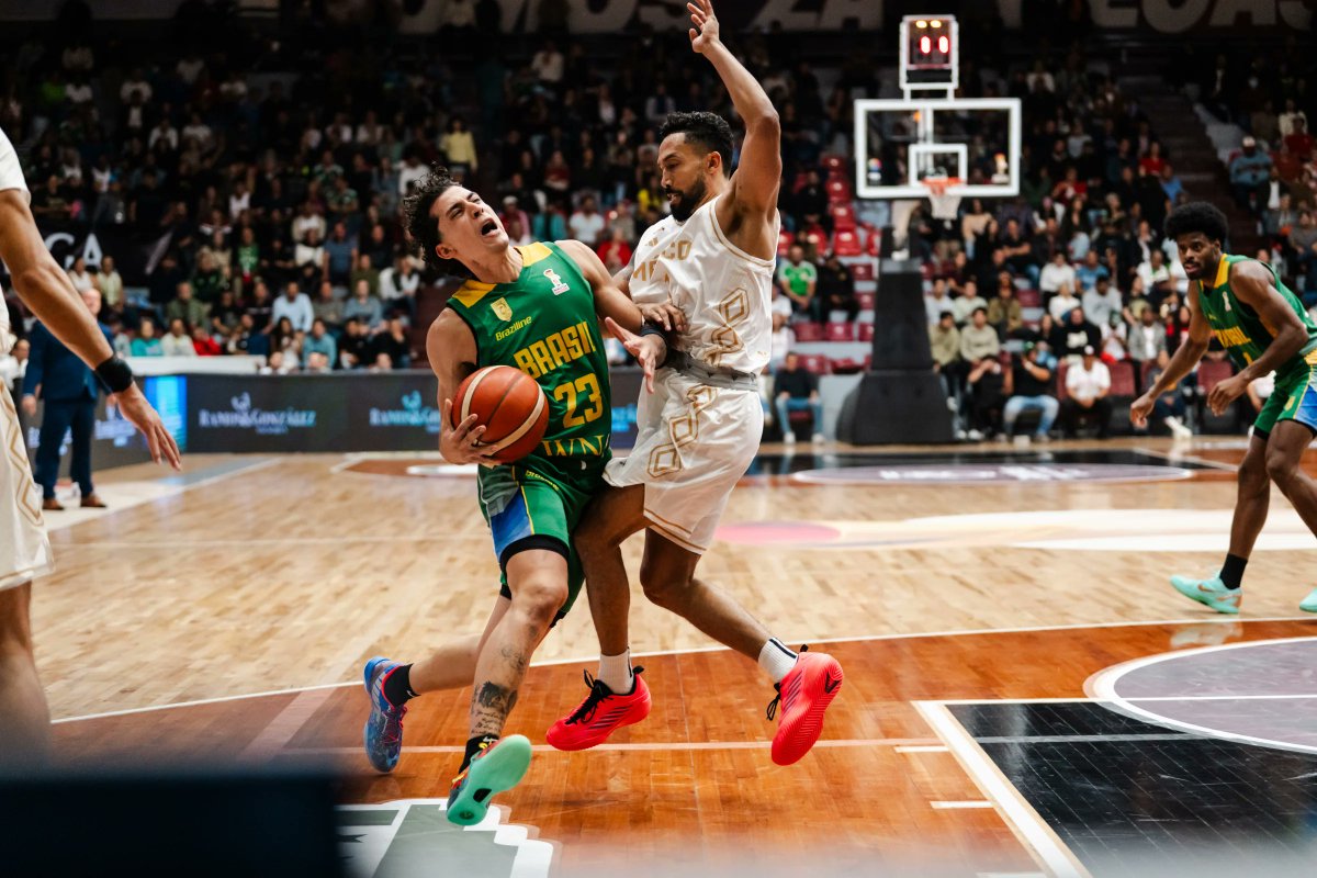 basquetcoruna's tweet photo. Orgullosos de nuestros jugadores Caio Pacheco 🇧🇷, Dmytro Skapintsev 🇺🇦 y George Conditt IV 🇵🇷, que han representado a las selecciones de sus países, y de nuestro entrenador ayudante Román Gómez, que volvió a formar parte del cuerpo técnico de la selección de Angola 🇦🇴

Mente puesta ya en la Copa Galicia y en la arroutada naranja! 🧡