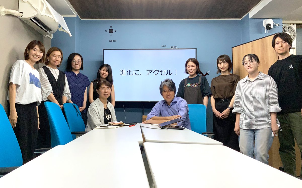 designam_tweet's tweet photo. 2026年8月、今期のキックオフを開催しました！
9月の新年度スタートに向け、前期の振り返りと新目標の共有を実施。代表の熱い想いやメンバーの挑戦に刺激を受け、質疑応答も大いに盛り上がりました。
今年のテーマは【進化に、アクセル！】
AIに負けずにアクセルを踏み込みます！ https://t.co/NhZA9ZyK4S