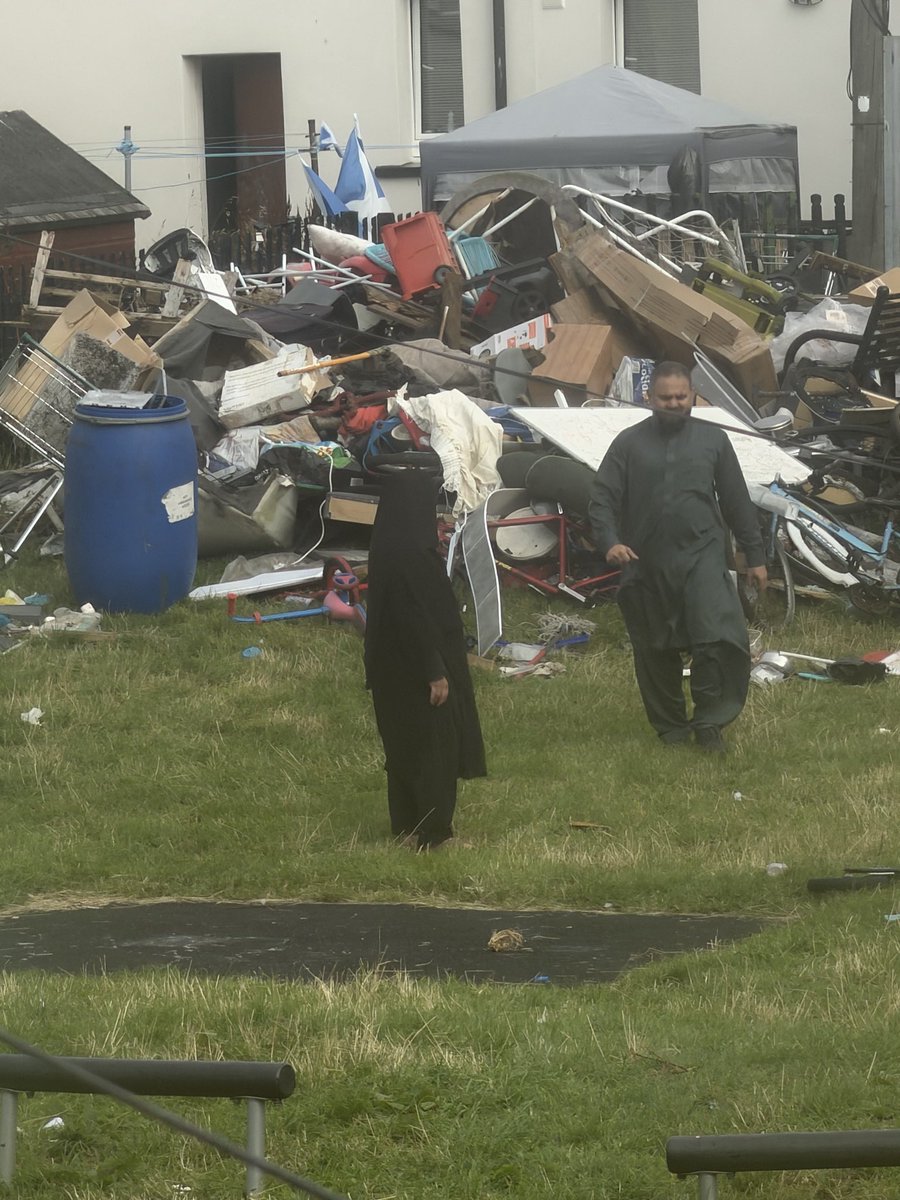 KimCarter74's tweet photo. We are almost a week on since I reported this happening and this pile of rubbish in the children’s play park has still not been sorted. WHY?? 
@Edinburgh_CC 
@edinburghpaper 
@PSOSEdinburgh
@midgov 
#flytipping
#savethechildren
@GuerillaTVChan https://t.co/BkQdyMsdP7