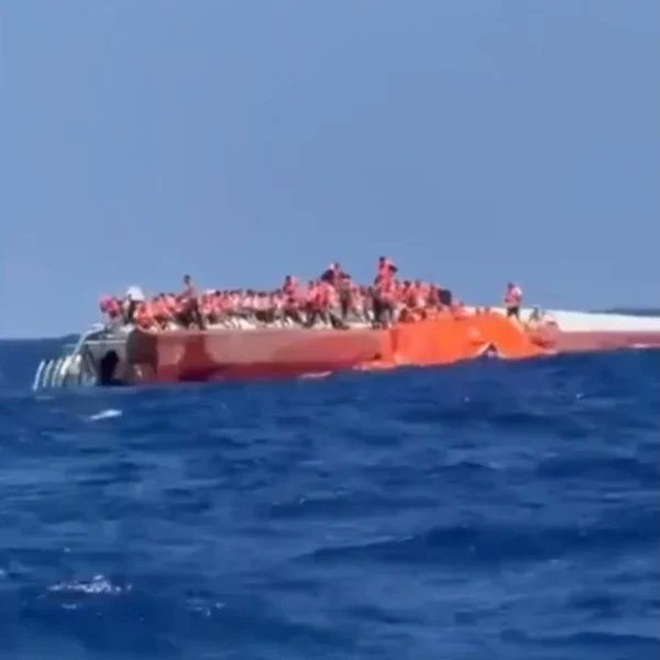 bosunatiklama's tweet photo. Girne'de batan gemiye ait detaylar:

• 26 yıllık geminin daha önce 2 kez kaza geçirdiği ve ön tarafının ağır hasar aldığı belirtildi.
• Türk mühendislerin 'Tamiri zor' raporuna rağmen geminin bir Yunan firmasına üstün körü elden geçirttirildiği iddia edildi.
• Geminin daha önce yama yapılan bölgeden su aldığı öne sürüldü.
• Yolcular, gemi su almasına rağmen geri dönülmediğini ifade etti.
• Gemiyi ilk olarak kaptan ve mürettebatın terk ettiği belirtildi.
• Kapıların kilitlendiği, can yeleklerinin dağıtılmadığı ve sandalların denize bırakılmadığı aktarıldı.
• Su sporları hocası Fırat Gencer, kazayı karadan erken ihbar etti ve 100 kişiyi kendi imkanlarıyla kurtardı.(Türkiye Gazetesi)