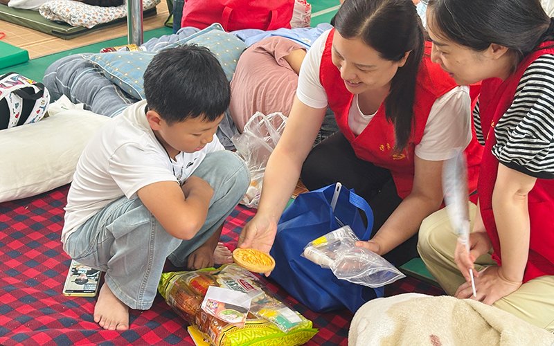 seexybarby's tweet photo. Today I spent 3 hours volunteering at the city’s community food bank, packing meal kits for low-income families. Seeing a kid’s smile when I handed her a snack made every minute worth it  #VolunteerLife #CommunityCare https://t.co/F8HsVw1SwQ