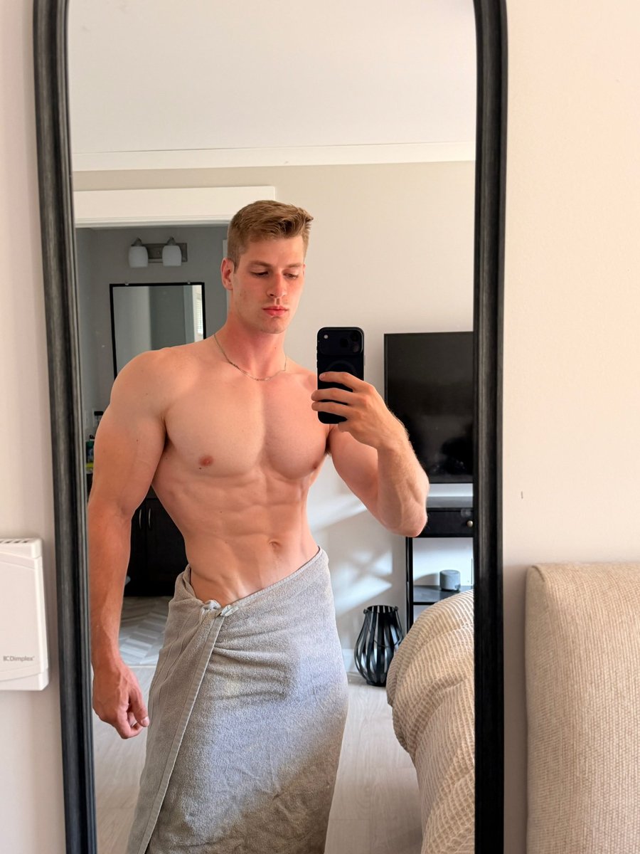 Manuel69504's tweet photo. How's the view? 🥵💪 https://t.co/auXirhtZHH