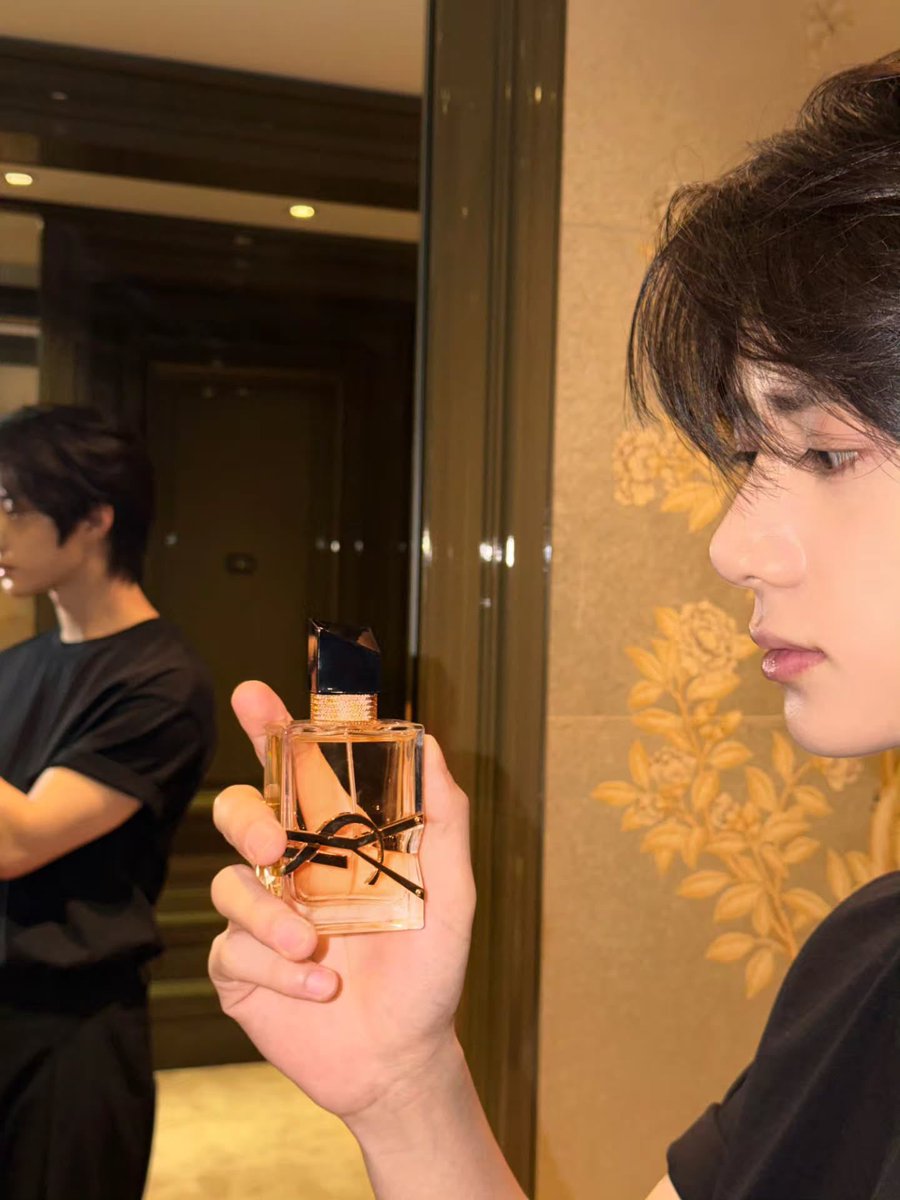 beomzzi's tweet photo. 입생로랑 LIBRE EAU DE PARFUM #범규 💬

TOP - 라벤더, 텐저린, 네롤리
MIDDLE - 오렌지 블라썸, 자스민
BASE - 화이트 머스크, 바닐라

“ 깨끗한 라벤더와 매혹적인 오렌지 블라썸의 대비로 유니크한 조화를 이루며 파우더리한 머스크 잔향으로 은은한 여운을 남기는 플로럴 라벤더 향수 ”

범규가 가장 좋아하는 향이 라벤더 향인데 
평소에도 잘 뿌리고 다닐 듯 …🪻☆