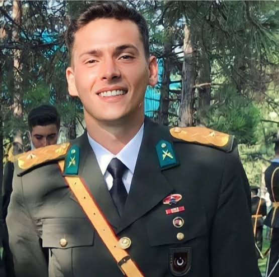AlangovaAltay's tweet photo. Biz çirkin çocuklarız en güzellerimizi toprağa verdik. Ad günün kutlu olsun aziz ruhun şad olsun şehit piyade teğmen Eril Alperen Emir 🇹🇷 https://t.co/CWJiRQnu9j