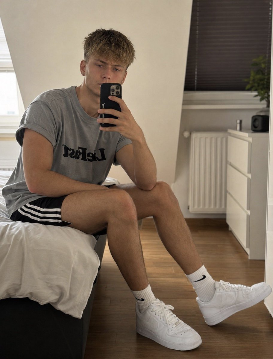 kingmarco08's tweet photo. Bored at school, how wants to get drained while licking my shoes?

#cashmaster #findom #master #boss #king #alpha #paypig #cashslave https://t.co/BXfHfHiZFN
