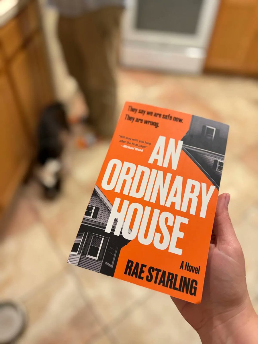 RachelSargeant3's tweet photo. It's US publication day for An Ordinary House. Thank you to American readers who preordered, including my daughter-in-law in Chicago who took this photo of her copy arriving today. #thriller #publicationday #usa #AnOrdinaryHouse https://t.co/Zu5Zdt9HyO https://t.co/j0fvNHLdUj