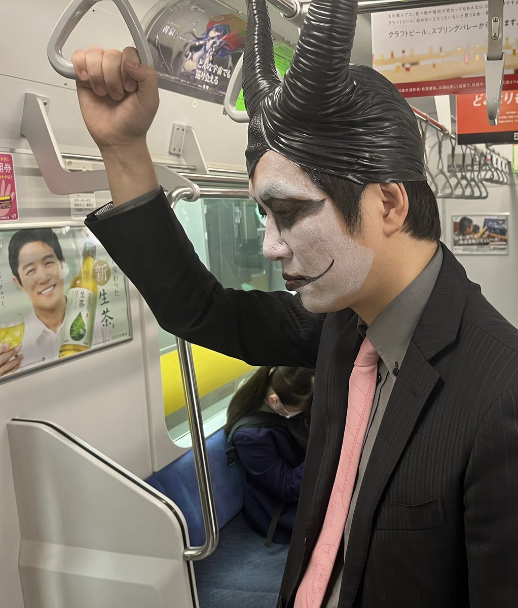 sevenchord7's tweet photo. ワシを営業から外したら、集客が5倍になりました。

社長って、邪魔な時があるんですね。

2022年。

ワシは、会社説明会をライブにしようとしていました。

普通の会社説明会って、

会社概要を説明して、
仕事内容を説明して、
福利厚生を説明して、

だいたい眠いじゃないですか。

だったら、その会社説明会を

歌って、
踊って、
説明したら、

眠くならずに話を聞いてくれるんじゃないかと思ったんです。

そう思って、ライブ形式の会社説明会を企画しました。

問題は、

集客。

SNSで告知しても、
チラシを配っても、

全然、就活生が集まらない。

そこでワシは、

大学や専門学校に電話して、
直接学校まで行って、

出張会社説明会をすることにしました。

まず学校でミニ版の会社説明会をやる。

そこで興味を持ってくれた学生に、
本命のライブ会社説明会に来てもらう。

という作戦です。

ワシ、元々営業マンです。

テレアポ、訪問販売で生き抜いてきた生粋の営業マンです。

営業は得意中の得意！

任せてください。

そして、

学校へ行って、
熱く語る。

プレゼンも得意です。

なんなら、元塾講師ですから。

就活生から質問が来れば、

現実も、
本音も、

包み隠さず、きっちり伝える。

教える。

すると、

一緒に来ていた社員が、
渋い顔をしていました。

「あのぉ……次から僕に任せてください」

「ん？」

「社長は、もう来なくて大丈夫です」

まさかの、
ワシ、

戦力外通告です。

そして次から、
その社員に任せました。

すると、

集客が、

5倍になりました。

・・・

原因は簡単でした。

ワシ、

喋りすぎ。

良かれと思って、
質問には熱く答える。

現実を語る。
真実を語る。

どうやらそれは、

ただの説教だったようです。

一方、その社員は、

相手が何を求めているのかを聞いて、
必要なことを説明する。

余計なことは言わない。

ワシは聞きました。

「でもさ、質問されたら、ちゃんと厳しい現実も教えてあげないと不誠実じゃない？」

すると、

「伝えるべきタイミングというものがあるんです」

「たとえ真実でも、大切なことでも、相手に聞き入れる準備がない時に伝えるのは、ただの説教です」

「求められてない、おせっかいです」

いやいや。

「それでも現実を伝えるのが、大人の責任でしょ？」

「もう一度言います」

「それは親切ではなく、就活生にとっては、
ただの”不愉快”なのです」

！？

……すみません

思わず声が出ましたね。

社長を営業から外したら、

集客が爆上がりしました。

5倍です。

ワシは昔、

「社長なんだから、自分が一番できないとダメ」

みたいな感覚がありました。

でも、

会社が大きくなってくると、
自分より上手い人が出てきます。

営業が上手い人。
管理が上手い人。
人を育てるのが上手い人。

そこで社長が、

「いや、ワシの方ができる！」

って前に出続けると、

普通に邪魔です。

できる人に任せた方がいい。

社長の仕事は、

自分が活躍することじゃなくて、

会社が勝つこと。

……ということを、

自分を営業から外されて、
集客が5倍になって学びました。

ちなみに、

その会社説明会ライブ。

最終的には満員になりました。

ワシは、

白塗りして、
ツノを生やして、
歌って踊りました。

営業から外された社長が、

最終的にステージには立つ。

ワシ、目立ちたがり

GOOD BLACK😈