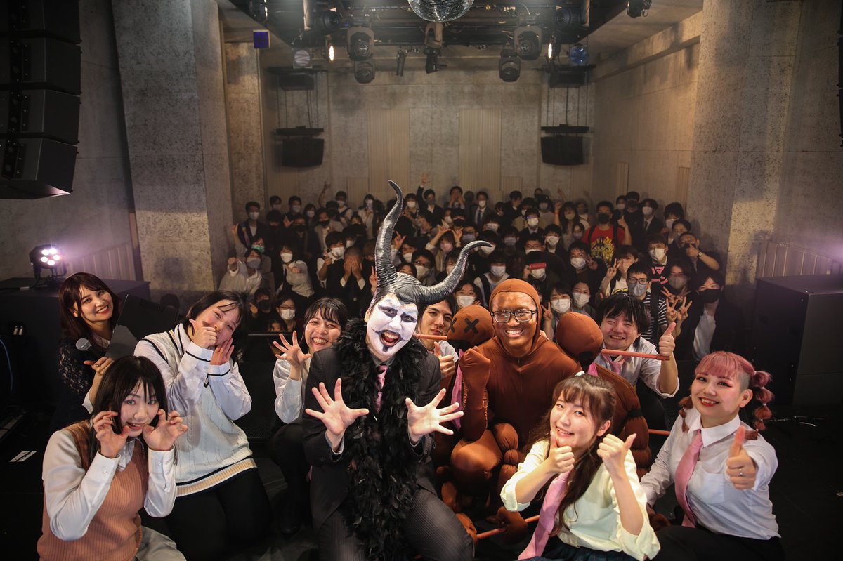 sevenchord7's tweet photo. ワシを営業から外したら、集客が5倍になりました。

社長って、邪魔な時があるんですね。

2022年。

ワシは、会社説明会をライブにしようとしていました。

普通の会社説明会って、

会社概要を説明して、
仕事内容を説明して、
福利厚生を説明して、

だいたい眠いじゃないですか。

だったら、その会社説明会を

歌って、
踊って、
説明したら、

眠くならずに話を聞いてくれるんじゃないかと思ったんです。

そう思って、ライブ形式の会社説明会を企画しました。

問題は、

集客。

SNSで告知しても、
チラシを配っても、

全然、就活生が集まらない。

そこでワシは、

大学や専門学校に電話して、
直接学校まで行って、

出張会社説明会をすることにしました。

まず学校でミニ版の会社説明会をやる。

そこで興味を持ってくれた学生に、
本命のライブ会社説明会に来てもらう。

という作戦です。

ワシ、元々営業マンです。

テレアポ、訪問販売で生き抜いてきた生粋の営業マンです。

営業は得意中の得意！

任せてください。

そして、

学校へ行って、
熱く語る。

プレゼンも得意です。

なんなら、元塾講師ですから。

就活生から質問が来れば、

現実も、
本音も、

包み隠さず、きっちり伝える。

教える。

すると、

一緒に来ていた社員が、
渋い顔をしていました。

「あのぉ……次から僕に任せてください」

「ん？」

「社長は、もう来なくて大丈夫です」

まさかの、
ワシ、

戦力外通告です。

そして次から、
その社員に任せました。

すると、

集客が、

5倍になりました。

・・・

原因は簡単でした。

ワシ、

喋りすぎ。

良かれと思って、
質問には熱く答える。

現実を語る。
真実を語る。

どうやらそれは、

ただの説教だったようです。

一方、その社員は、

相手が何を求めているのかを聞いて、
必要なことを説明する。

余計なことは言わない。

ワシは聞きました。

「でもさ、質問されたら、ちゃんと厳しい現実も教えてあげないと不誠実じゃない？」

すると、

「伝えるべきタイミングというものがあるんです」

「たとえ真実でも、大切なことでも、相手に聞き入れる準備がない時に伝えるのは、ただの説教です」

「求められてない、おせっかいです」

いやいや。

「それでも現実を伝えるのが、大人の責任でしょ？」

「もう一度言います」

「それは親切ではなく、就活生にとっては、
ただの”不愉快”なのです」

！？

……すみません

思わず声が出ましたね。

社長を営業から外したら、

集客が爆上がりしました。

5倍です。

ワシは昔、

「社長なんだから、自分が一番できないとダメ」

みたいな感覚がありました。

でも、

会社が大きくなってくると、
自分より上手い人が出てきます。

営業が上手い人。
管理が上手い人。
人を育てるのが上手い人。

そこで社長が、

「いや、ワシの方ができる！」

って前に出続けると、

普通に邪魔です。

できる人に任せた方がいい。

社長の仕事は、

自分が活躍することじゃなくて、

会社が勝つこと。

……ということを、

自分を営業から外されて、
集客が5倍になって学びました。

ちなみに、

その会社説明会ライブ。

最終的には満員になりました。

ワシは、

白塗りして、
ツノを生やして、
歌って踊りました。

営業から外された社長が、

最終的にステージには立つ。

ワシ、目立ちたがり

GOOD BLACK😈
