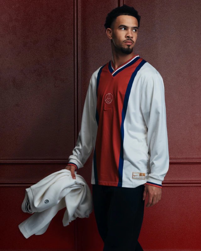 MegaPSG_'s tweet photo. 🔴🔵 Le PSG lance aujourd’hui sa collection Nike Away Premium Pack avec plusieurs pièces sport et lifestyle dont le nouveau maillot Nike Energy Retro✨https://t.co/QqCQl7YAvg

Pour les intéressés, le lien pour le maillot ici, dispo de S à 2XL pour 80€ 👉 https://t.co/lRsFMOboYh https://t.co/ZLrTfQkNuj