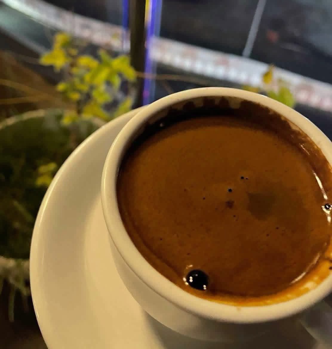 nafethatrooh's tweet photo. @photolove056 * كعادتهَا لا يمُر عليها الصباح دون 
أن تقطفَ من القهوة مزاجًا لها♥️
احلى قهوة لعيونك♥️
صباحك ورد وقهوة🌷☕️ https://t.co/XtdS2Oxof1