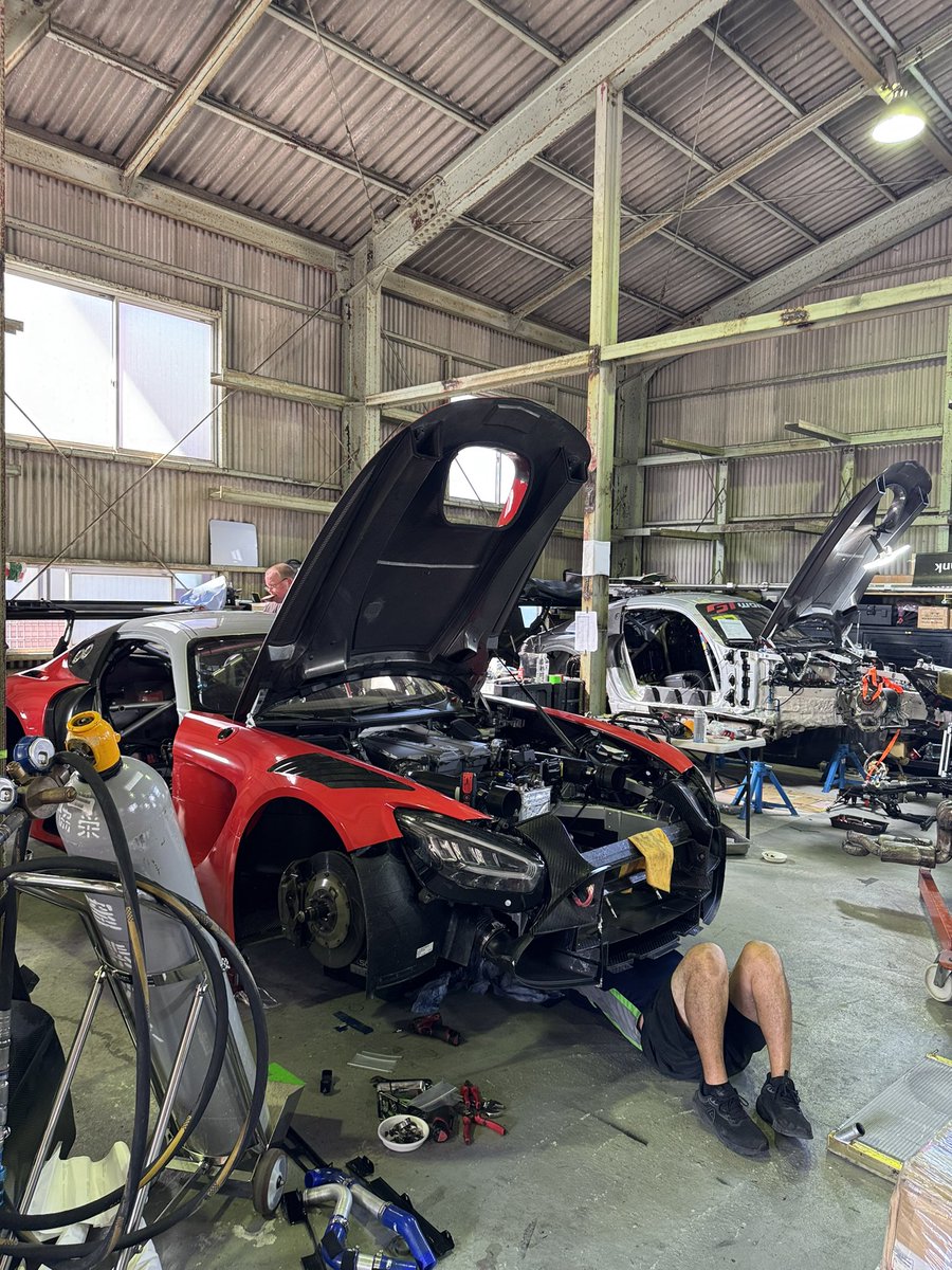 itoutti's tweet photo. #Arnage は、４台のAMG GT3でいっぱいです。
バンブーの２台が、鈴鹿1000kmレースに向けてのメンテナンスで入ってきた為、超バタバタになってます。😱💦💦
ARNに行っているメカも箱替えが順調そうで明日いっぱいで帰ってきます。
とは言え、9月の乱は、始まったばかり💪💦
#AMGGT3
#arnageracing https://t.co/LB9eB4BCI8
