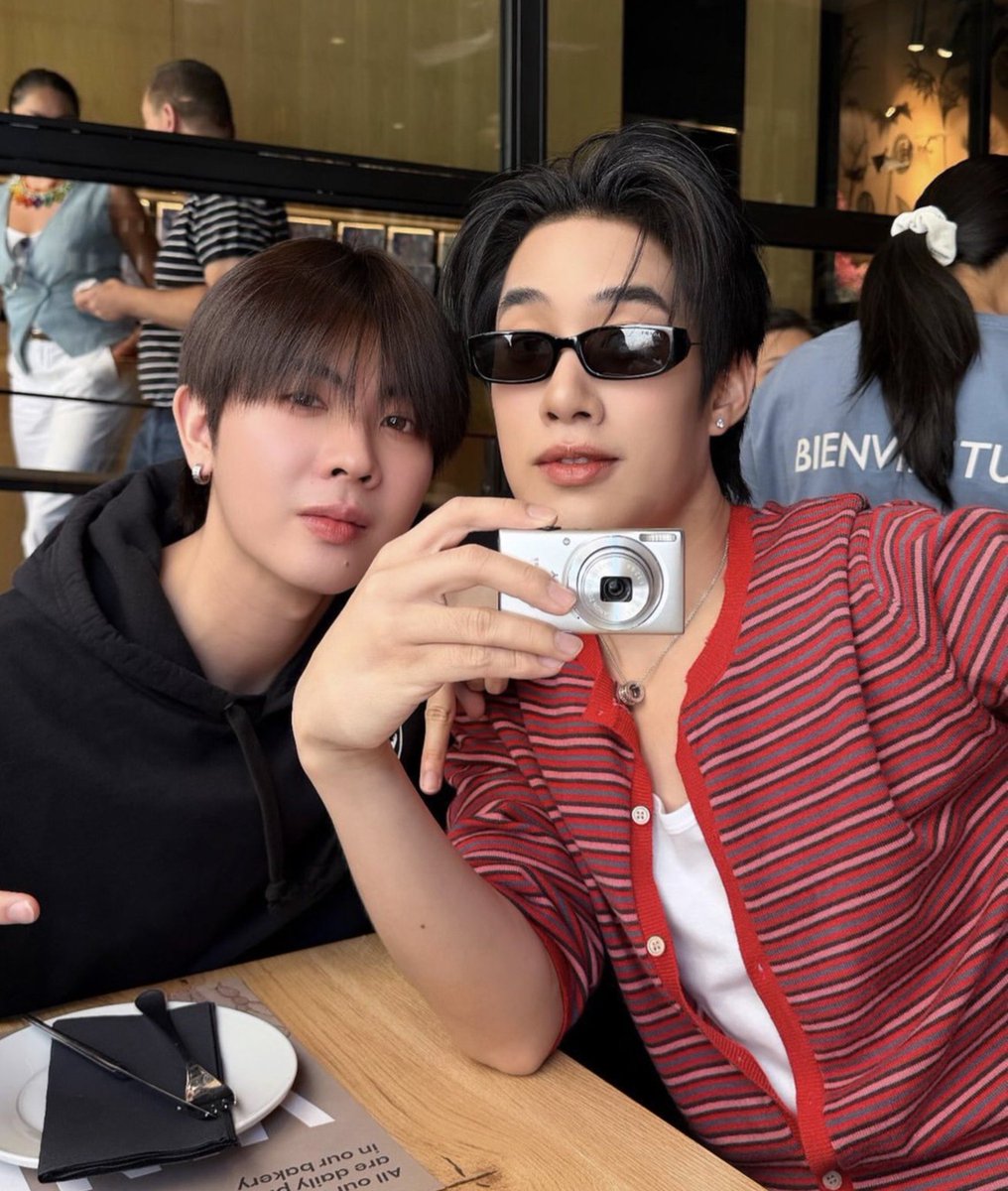 thisishyjx's tweet photo. นานแล้วที่ฮีไม่ใส่สร้อยบุลการี แต่รอบนี้ฮีใส่ ก็ฮีเตรียมไปใส่คู่กับน้องนิ นิยามของความโรแมนติก ยกให้เติ้ล มติมันท์เลย 🫠🫠🫠🫠 

#TleFirstone #เติ้ลเฟิร์สวัน https://t.co/JcJ2g1jzEi
