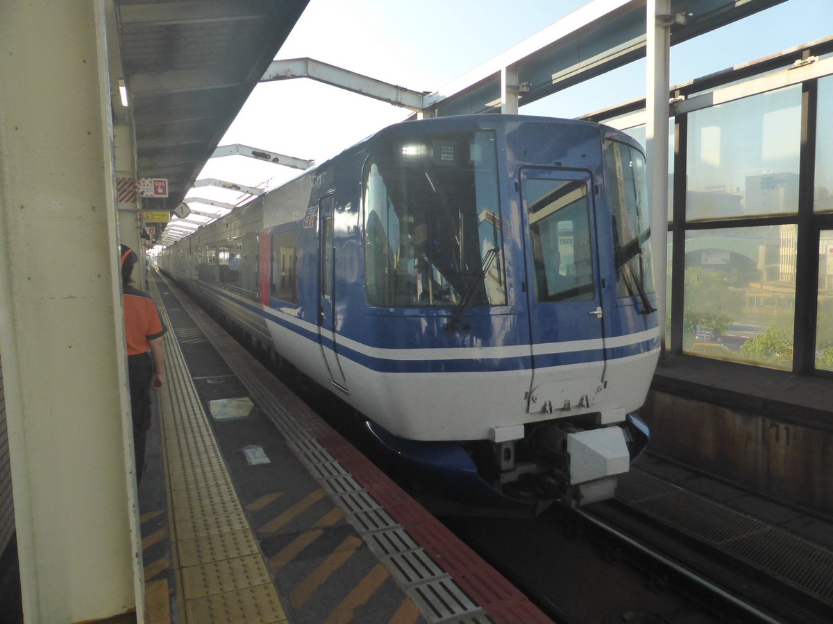 kuro_spray55's tweet photo. 帰りはスーパーはくとで大阪へ一気に帰る。
今回はオレが誕生日ということもあって、グリーン車を奮発🍀
3時間近くゆっくりと楽しんでる。
ありがとう、鳥取✋ https://t.co/ydiUIi4onT