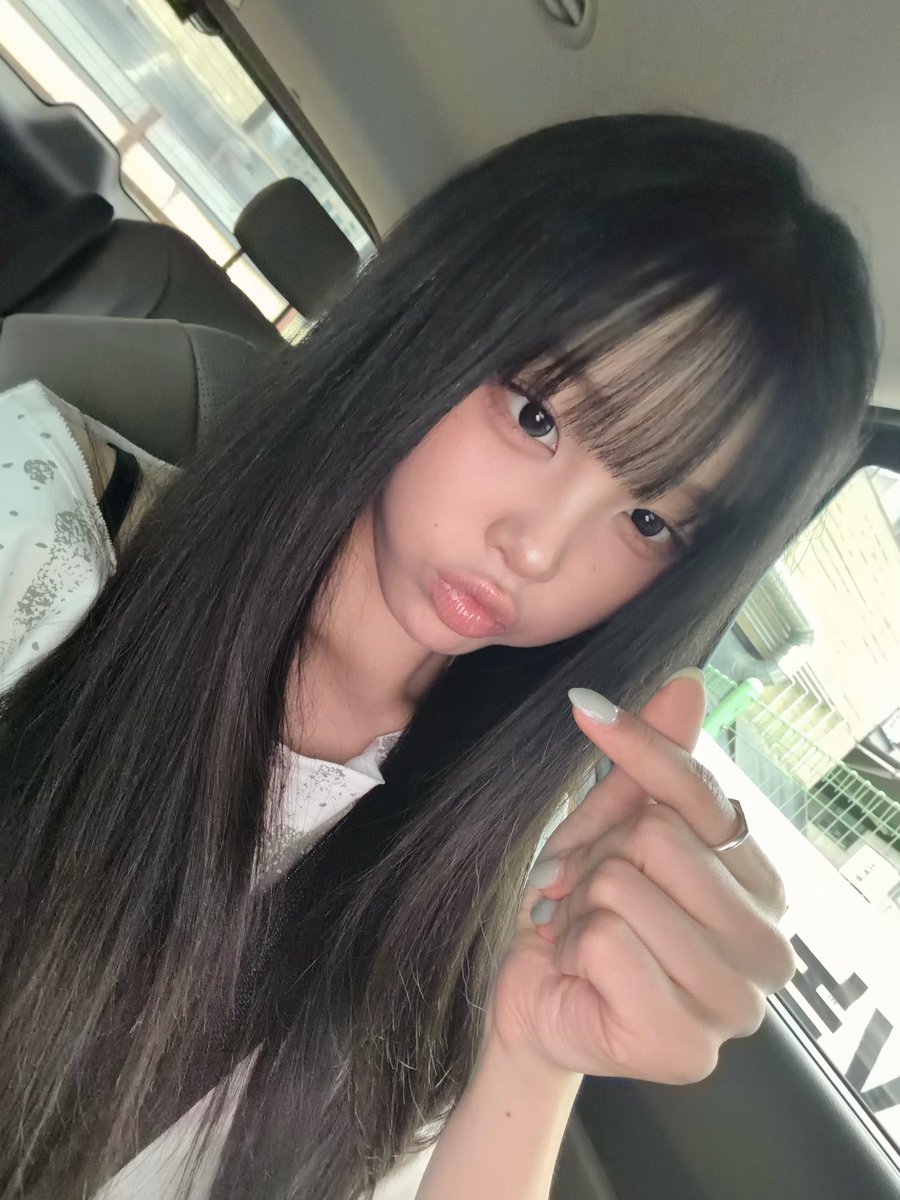 bbangforyuna's tweet photo. 260901 플러스챗

여러부운… 힝… 보고 싶어요 🥺
저번에 플챗 올리고 나서 답글 답장을 하나도 못 했어요…!!! 기다리게 해서 진짜 미안해요 ㅠㅠ 너무 정신없는 일상을 보내는 바람에 이제야 왔어요… 오늘은 밀린답장도 많이 많이 하고 여러분이랑 수다도 잔뜩 떨고 싶어요!!
다들 지금 뭐 하고 있어요?!! 저는 아직 밥도 안 먹었는데 점메추도 해주세요 여러부운…♡

#keyveatz #키비츠
#KIMYUNA #김유나