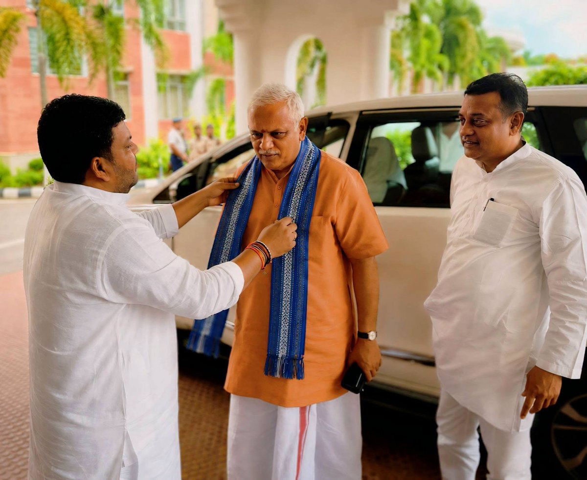 BJP4Tripura's tweet photo. ভারতীয় জনতা পার্টি, সর্বভারতীয় সংগঠন মহামন্ত্রী শ্রী বি.এল সন্তোষ জি, উত্তর পূর্বাঞ্চলের সংযোজক ডাঃ সম্বিৎ পাত্র জি এবং সহ সংযোজক শ্রী রাজীব বব্বর জিকে রাজ্য অতিথিশালায় স্বাগত জানান মাননীয় মুখ্যমন্ত্রী প্রফেসর ডাঃ মানিক সাহা মহোদয় এবং প্রদেশ সভাপতি শ্রী অভিষেক দেবরায় মহোদয়।