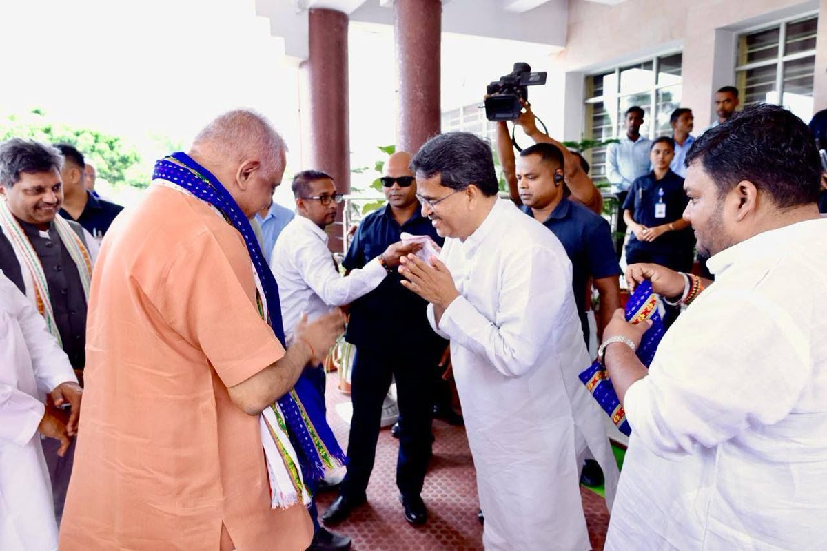 BJP4Tripura's tweet photo. ভারতীয় জনতা পার্টি, সর্বভারতীয় সংগঠন মহামন্ত্রী শ্রী বি.এল সন্তোষ জি, উত্তর পূর্বাঞ্চলের সংযোজক ডাঃ সম্বিৎ পাত্র জি এবং সহ সংযোজক শ্রী রাজীব বব্বর জিকে রাজ্য অতিথিশালায় স্বাগত জানান মাননীয় মুখ্যমন্ত্রী প্রফেসর ডাঃ মানিক সাহা মহোদয় এবং প্রদেশ সভাপতি শ্রী অভিষেক দেবরায় মহোদয়।