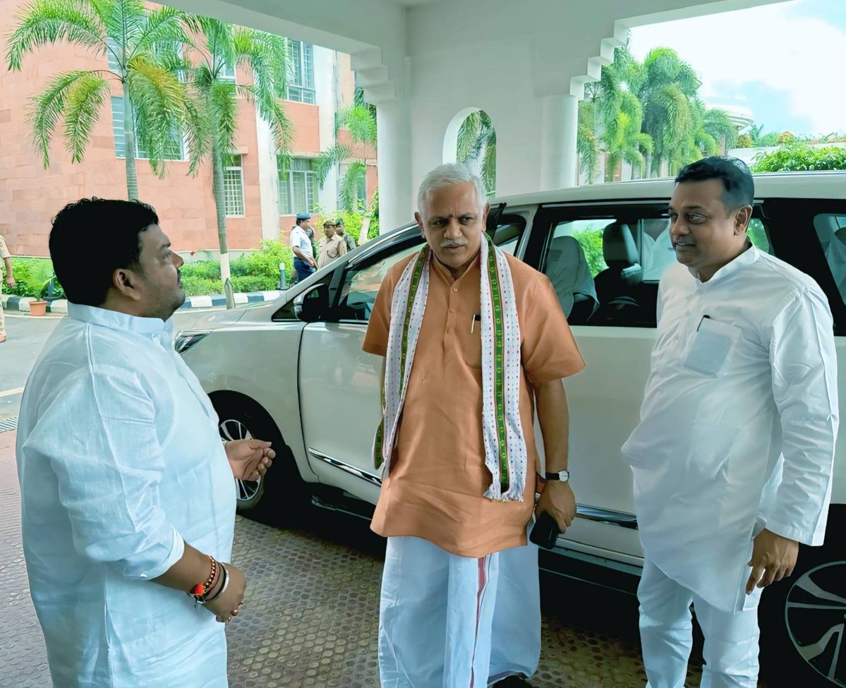 BJP4Tripura's tweet photo. ভারতীয় জনতা পার্টি, সর্বভারতীয় সংগঠন মহামন্ত্রী শ্রী বি.এল সন্তোষ জি, উত্তর পূর্বাঞ্চলের সংযোজক ডাঃ সম্বিৎ পাত্র জি এবং সহ সংযোজক শ্রী রাজীব বব্বর জিকে রাজ্য অতিথিশালায় স্বাগত জানান মাননীয় মুখ্যমন্ত্রী প্রফেসর ডাঃ মানিক সাহা মহোদয় এবং প্রদেশ সভাপতি শ্রী অভিষেক দেবরায় মহোদয়।