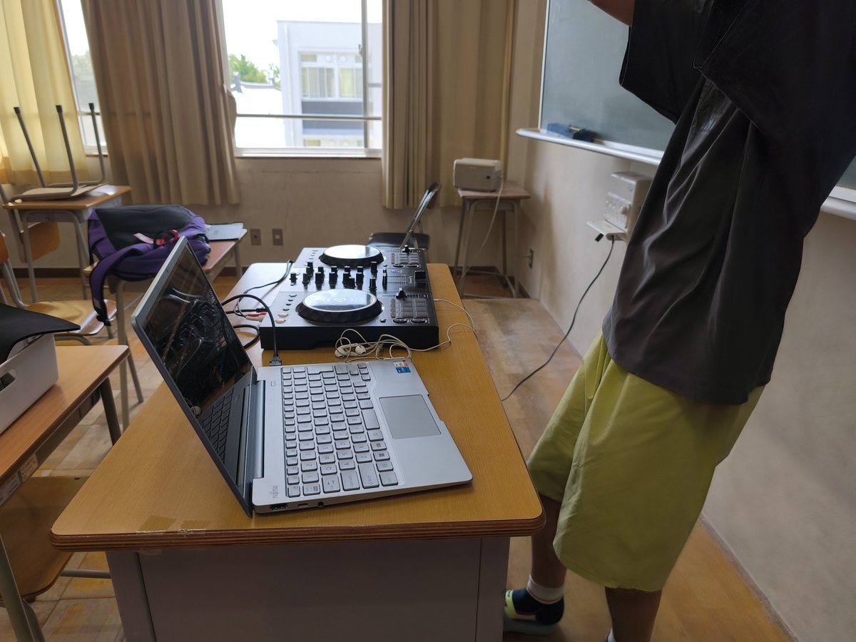 TDJ_DJ2's tweet photo. ①DJたいぼる!
ボカ同の次世代を担う期待の中学1年生。その若さに違わず使用する楽曲も最近のものが多い。柊マグネタイト氏の「テトリス」を溺愛しており、一時期セトリを全曲テトリスにしようとした。大胆な決断ができる彼だが、何故かフランスパンを買うのは怖いらしい
ジャンル:ボーカロイド https://t.co/78b1zBL3Lt