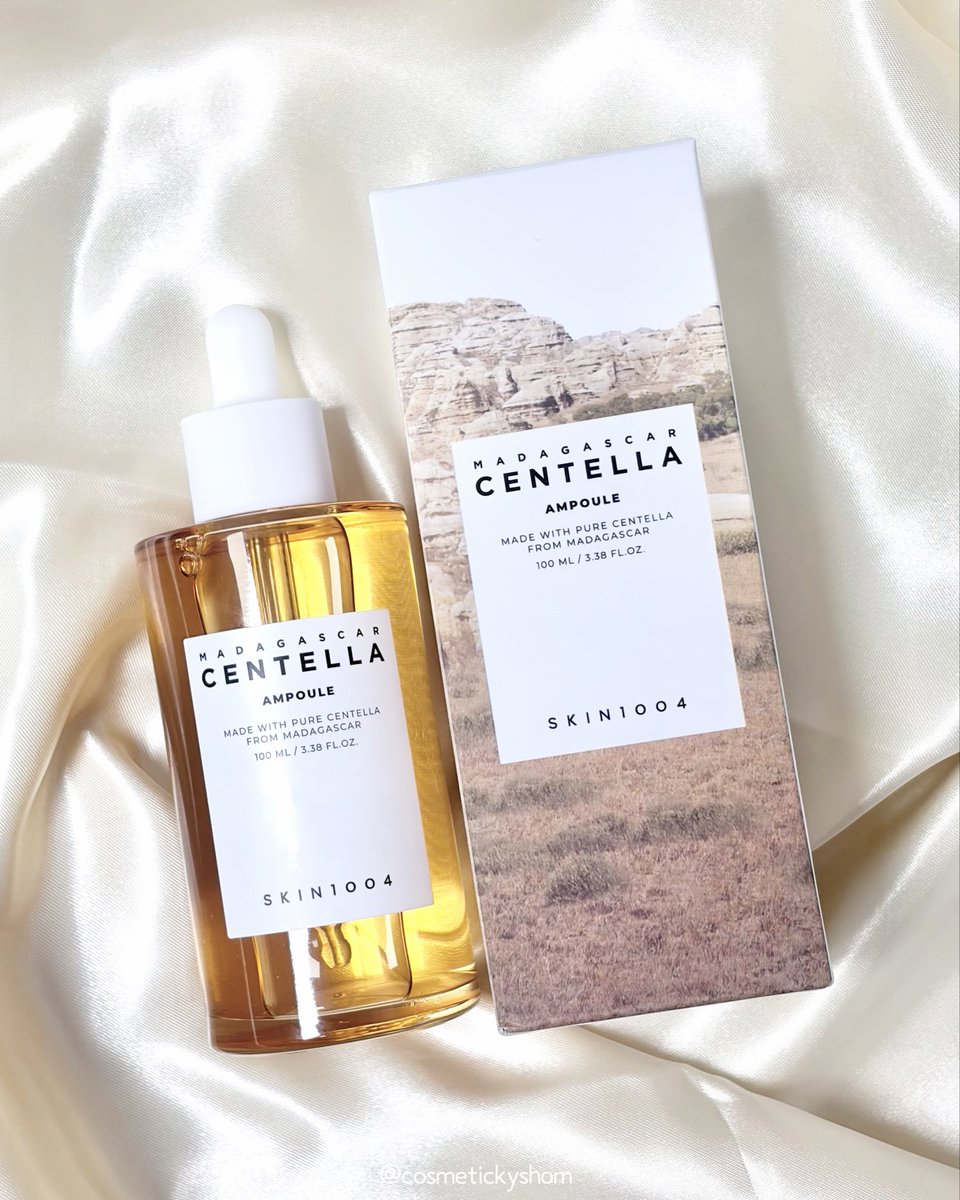 cosmetickyshom's tweet photo. #광고 #RT이벤트 @SKIN1004_KOR
 🎁 센텔라 앰플 대용량 100ml #RT 추첨 5️⃣분께 보내드려요!

여러분 진정부터 화잘먹까지 되는 만능 앰플 찾았어요🤤  코 주변, 입 주변 하나도 안 끼이고 들뜸 없이 매끈하게 올라간 거 보세요🥹🥹

요즘 아침저녁으로 한 번도 빠짐없이 쓰고 있는 최애 앰플 🤎스킨1004 마다가스카르 센텔라 앰플🤎 이렇게 유명한 거 왜 이제 써봤지 싶을 정도로 마음에 들어서 요즘 진짜 손이 제일 많이 가요…💕
가볍게 촉촉한데 끈적이거나 번들거리는 느낌 진짜 없이 쏙쏙 흡수되거든요! 피부가 진짜 촉촉하게 정돈되니까 화장도 너무 잘 먹어요💦
 특히 민감성인 제 피부에도 자극 하나도 없이 잘 맞아서💚 환절기만 되면 뒤집어지던 피부컨디션이 진짜 너~무 좋아요🫶🏻

타래로 자세한 소개와 프로모션 정보까지 알려드릴게요👇 화잘먹 앰플 찾고 계셨던 민감성 분들은 꼭 보시길〰️