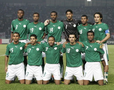 naifmutiri's tweet photo. لو كان لي من الأمر شيئاً 
لاستنسخت فكرة وثائقيات Untold المعروضة على نتفليكس وصنعت منها نسخة سعودية 

هناك قصص رياضية لم تروى 
وهناك قصص لم تأخذ حقها من السرد 

ولعل أحدها  منتخب ٢٠٠٧ الذي غادر لكأس آسيا بمدربٍ مغمور وتشكيلة جديدة ومعدل أعمار صغير ولم يكن يحظى بثقة الشارع الرياضي ثم عاد وهو وصيف البطولة