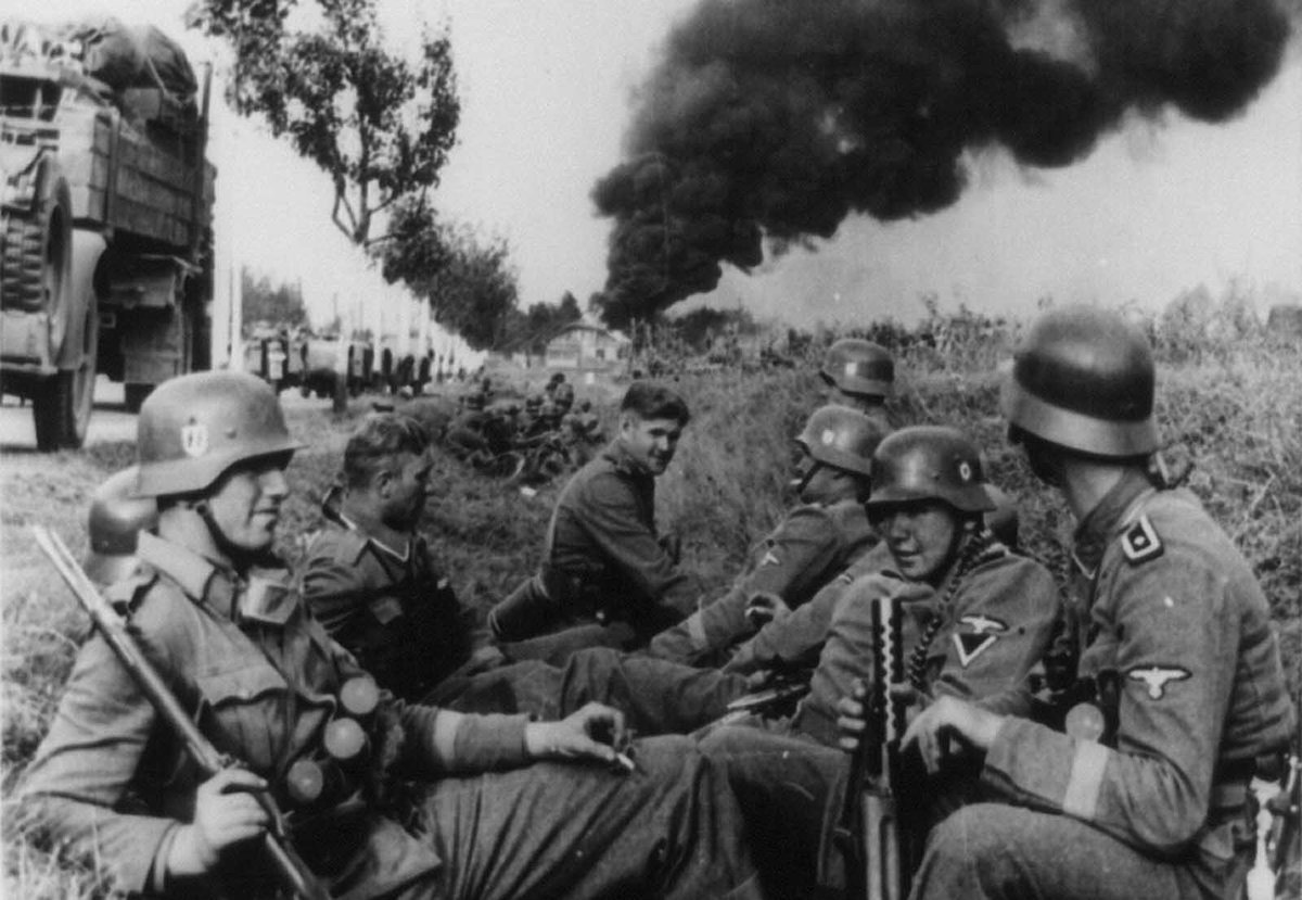 Roger_Moorhouse's tweet photo. At dawn, on this day - 1939, Nazi Germany attacked #Poland with some 60 divisions across three main fronts.  Poland resisted gamely, for fully five weeks, but ultimately could not resist the armoured flow.  It was the start of Poland's catastrophe.  #WW2 had begun.  #Poland1939 https://t.co/hAMAqBVITL