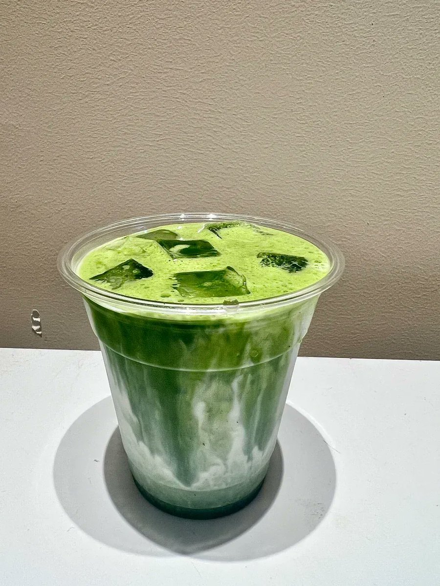 chipj303594's tweet photo. Make creamy iced matcha latte in 2 mins! Whisk matcha powder, hot water, add ice and oat milk, done  Perfect for summer mornings! https://t.co/nhL3pnPFrB