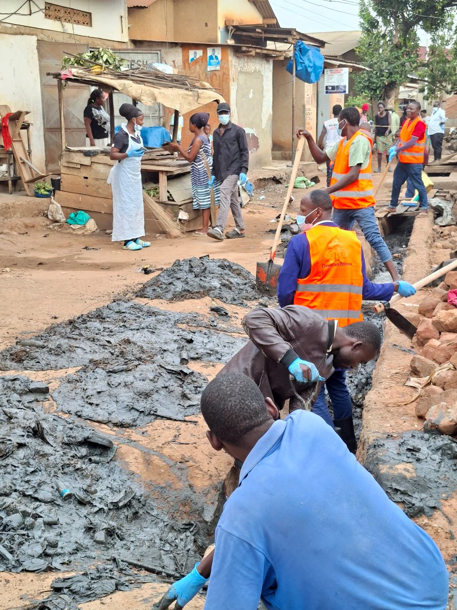 Bohras_EAfrica's tweet photo. Clean streets, stronger communities!  @ProjectRiseDB  volunteers in #Kampala joined residents in #Katongole for the 2nd #cleanup drive, clearing trenches and waste as part of #Uganda’s national cleanup initiative. https://t.co/CBXAQegJoz